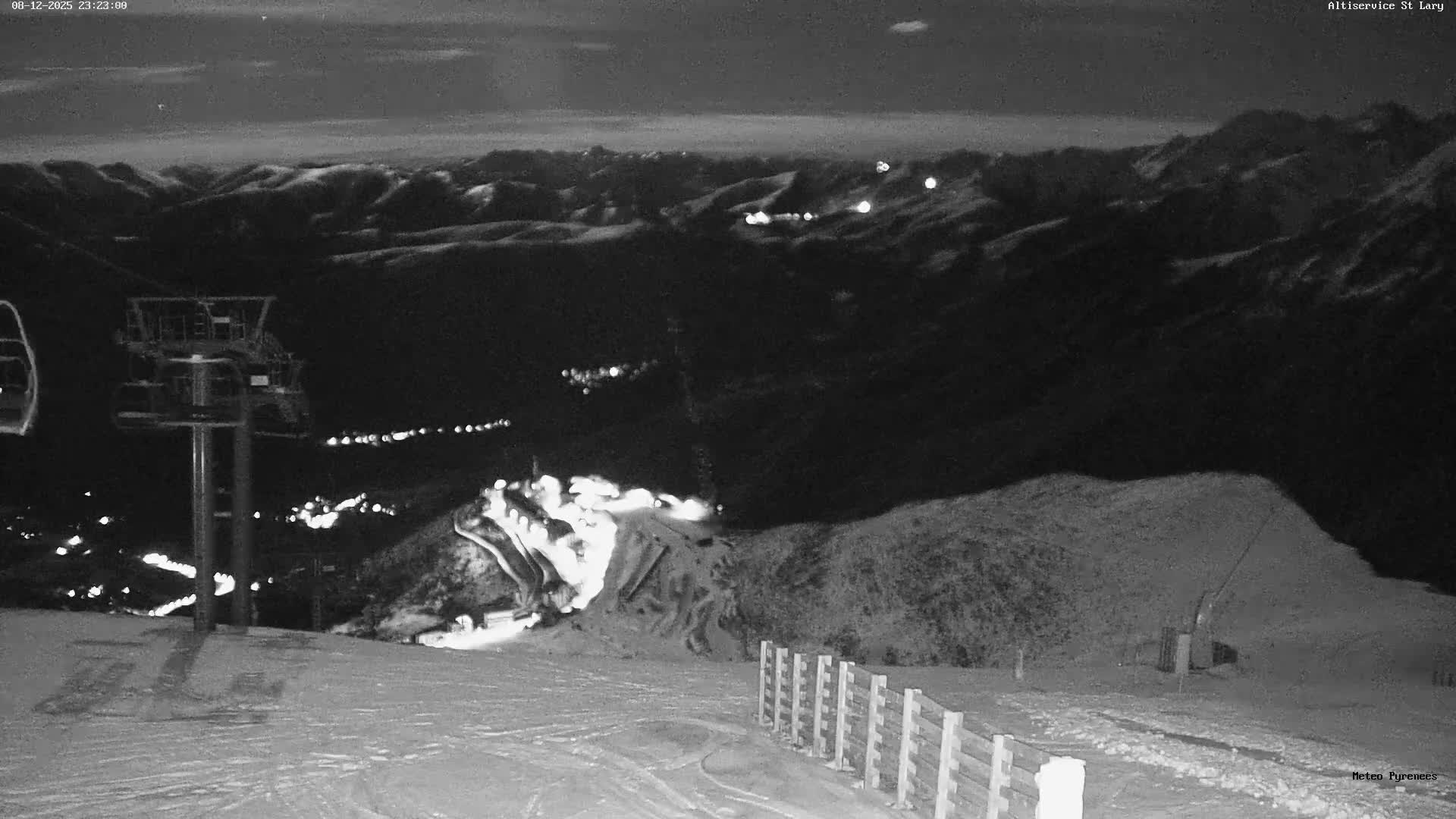 Saint-Lary-Soulan Village Skyline & Pla d'Adet Ski Slopes Live Cam - Bagnères-de-Bigorre, Hautes-Pyrénées, Occitanie, France
