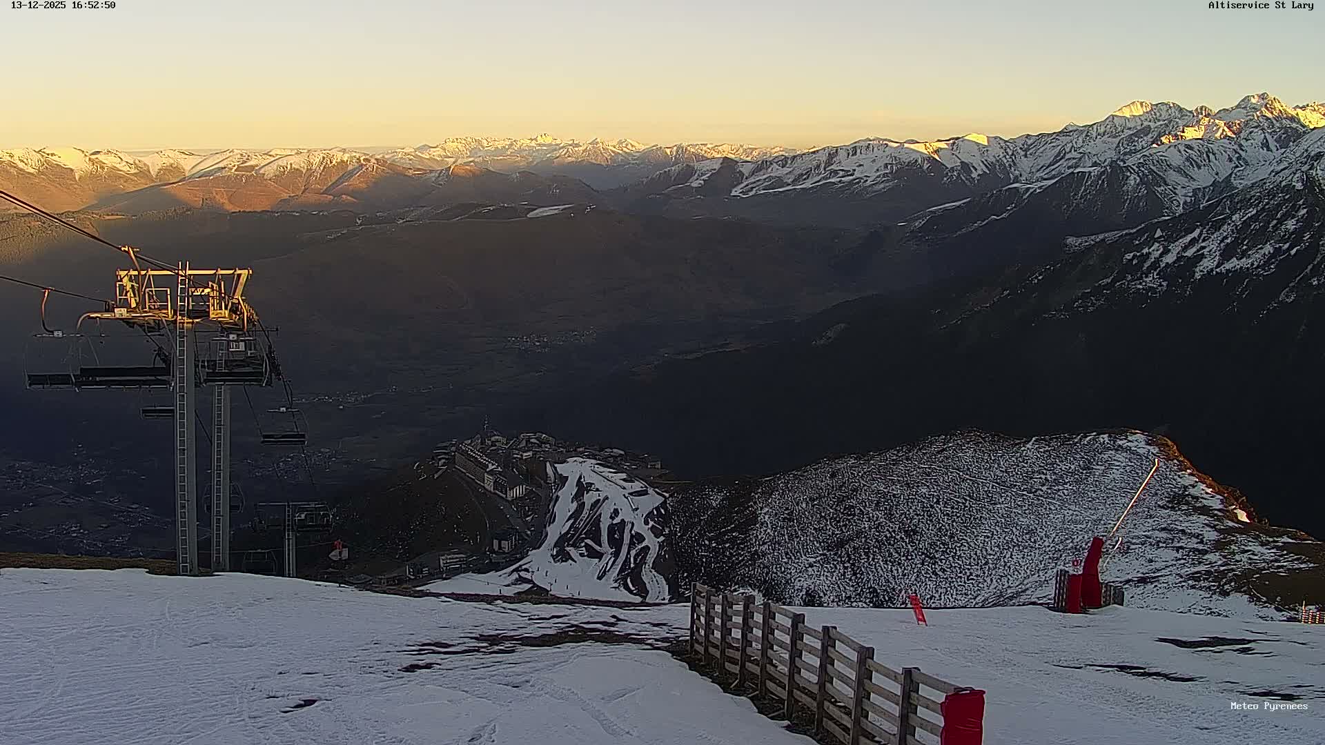 Saint-Lary-Soulan Village Skyline & Pla d'Adet Ski Slopes Live Cam - Bagnères-de-Bigorre, Hautes-Pyrénées, Occitanie, France