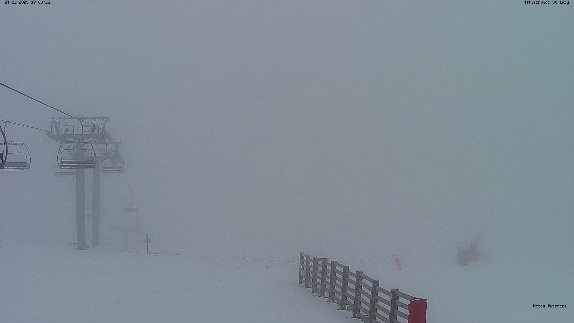 Saint-Lary-Soulan Village Skyline & Pla d'Adet Ski Slopes Live Cam - Bagnères-de-Bigorre, Hautes-Pyrénées, Occitanie, France