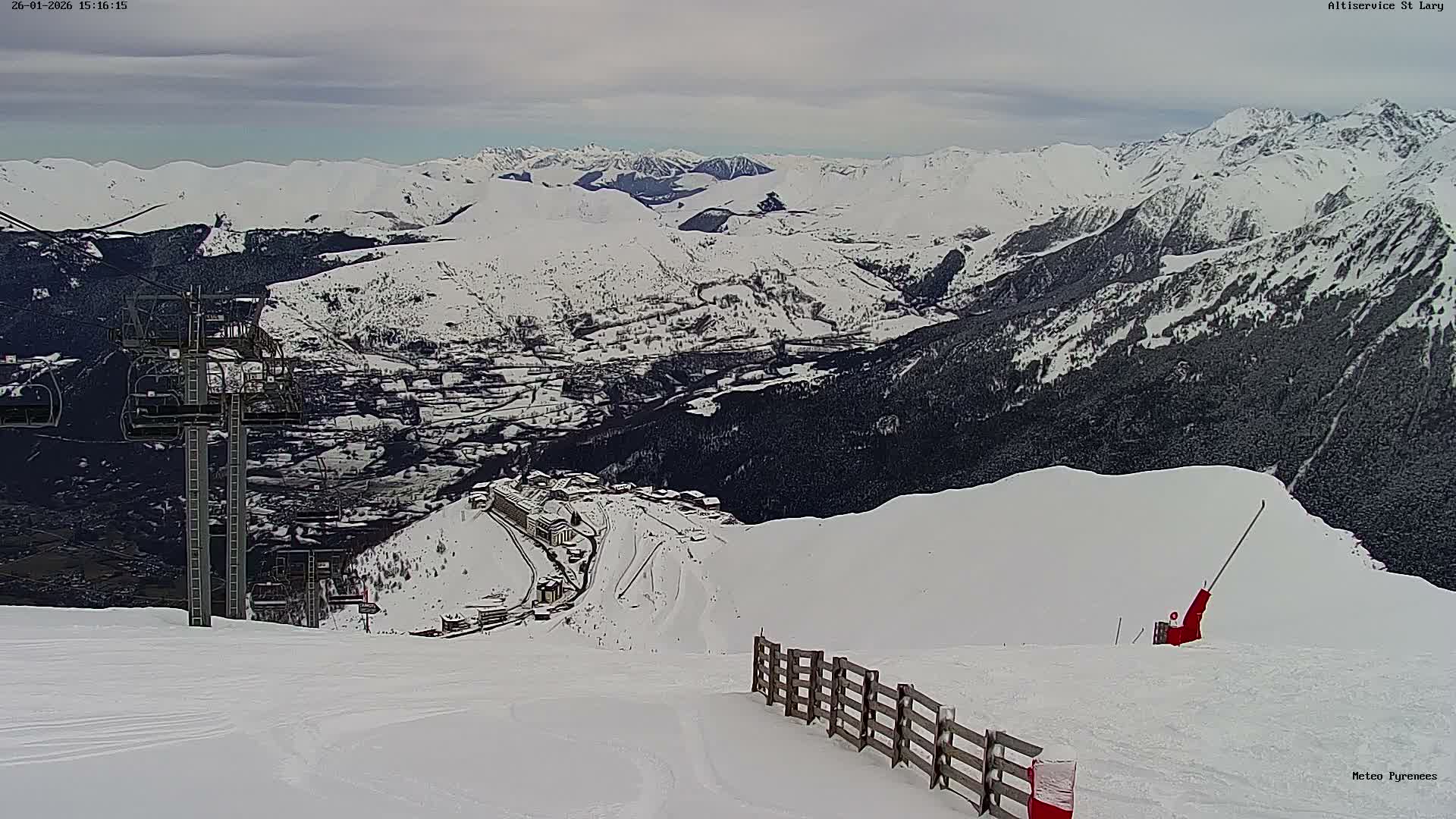 Saint-Lary-Soulan Village Skyline & Pla d'Adet Ski Slopes Live Cam - Bagnères-de-Bigorre, Hautes-Pyrénées, Occitanie, France