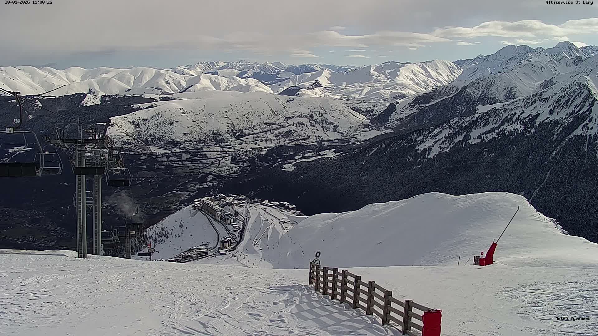 Saint-Lary-Soulan Village Skyline & Pla d'Adet Ski Slopes Live Cam - Bagnères-de-Bigorre, Hautes-Pyrénées, Occitanie, France