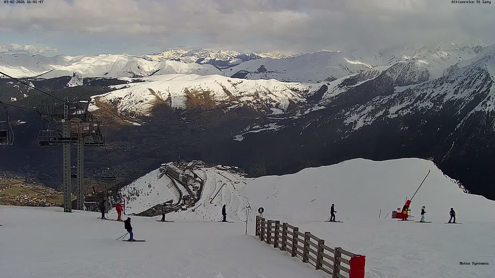Saint-Lary-Soulan Village Skyline & Pla d'Adet Ski Slopes Live Cam - Bagnères-de-Bigorre, Hautes-Pyrénées, Occitanie, France