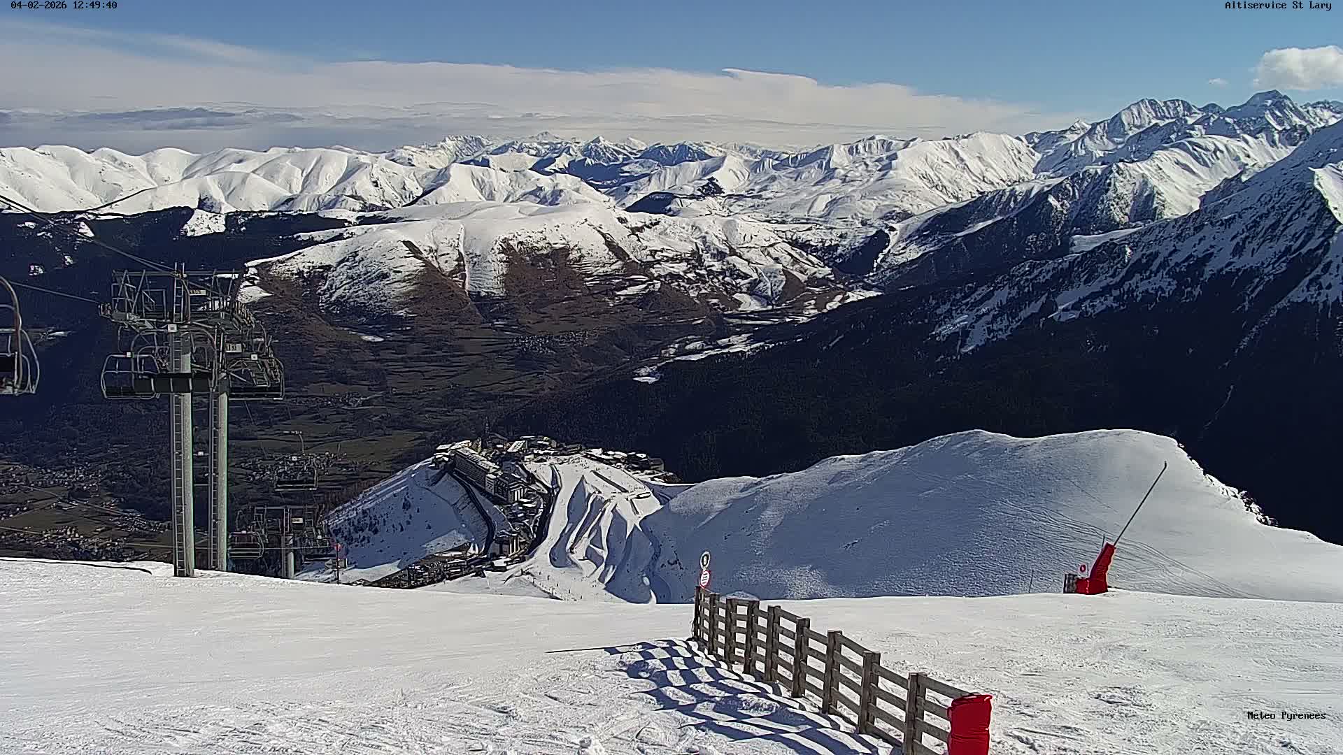 Saint-Lary-Soulan Village Skyline & Pla d'Adet Ski Slopes Live Cam - Bagnères-de-Bigorre, Hautes-Pyrénées, Occitanie, France