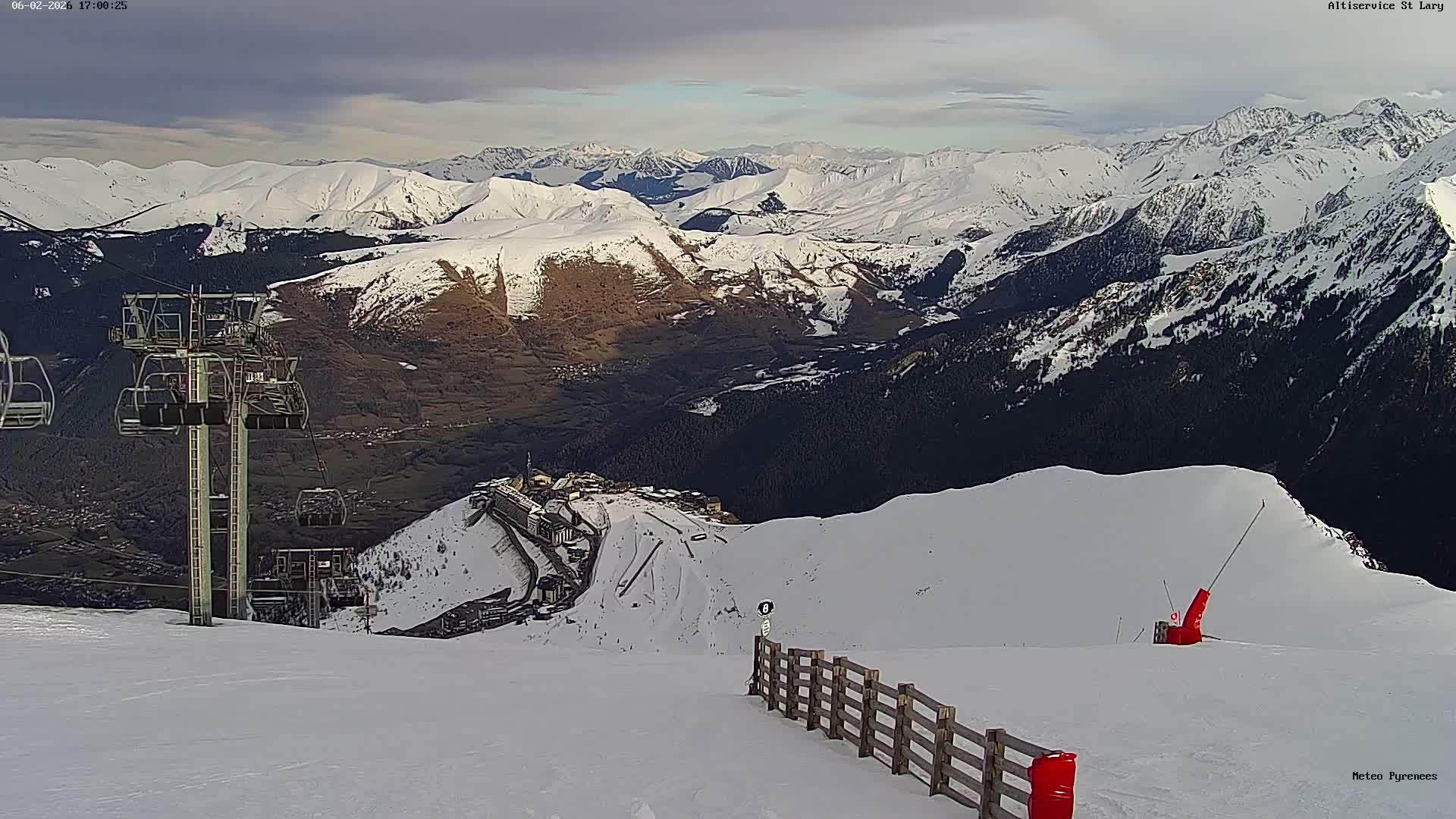 Saint-Lary-Soulan Village Skyline & Pla d'Adet Ski Slopes Live Cam - Bagnères-de-Bigorre, Hautes-Pyrénées, Occitanie, France