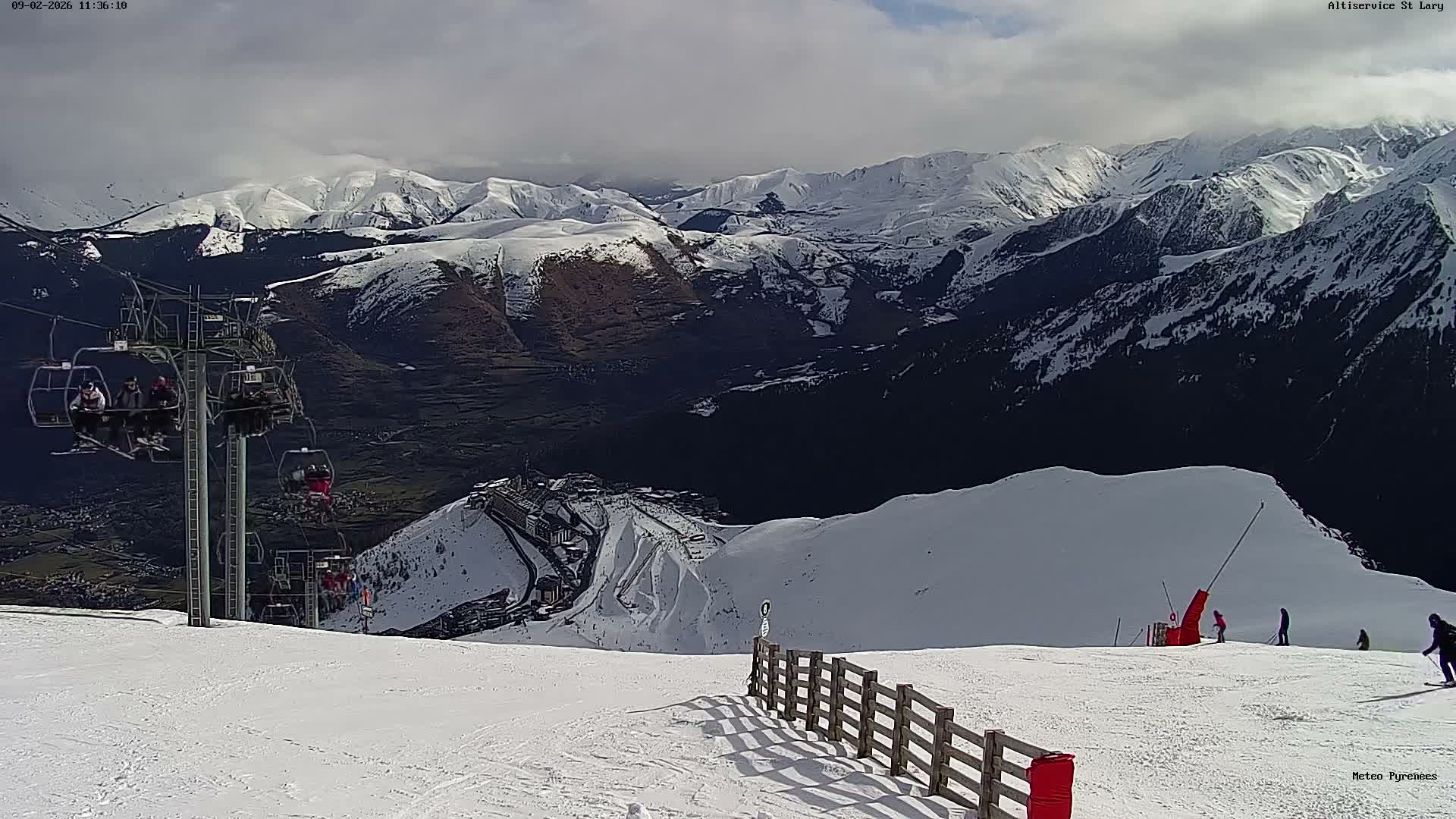 Saint-Lary-Soulan Village Skyline & Pla d'Adet Ski Slopes Live Cam - Bagnères-de-Bigorre, Hautes-Pyrénées, Occitanie, France