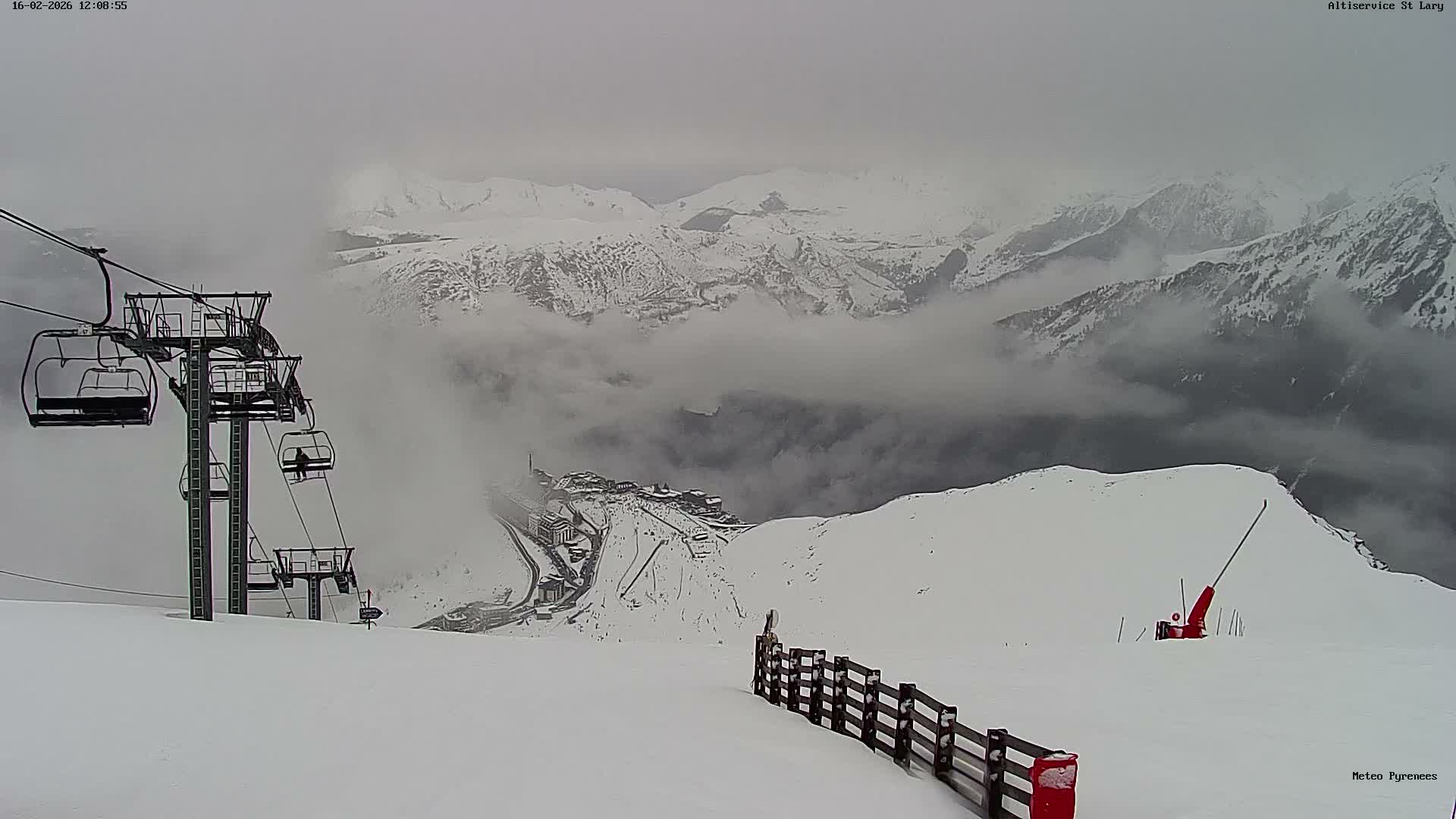 Saint-Lary-Soulan Village Skyline & Pla d'Adet Ski Slopes Live Cam - Bagnères-de-Bigorre, Hautes-Pyrénées, Occitanie, France