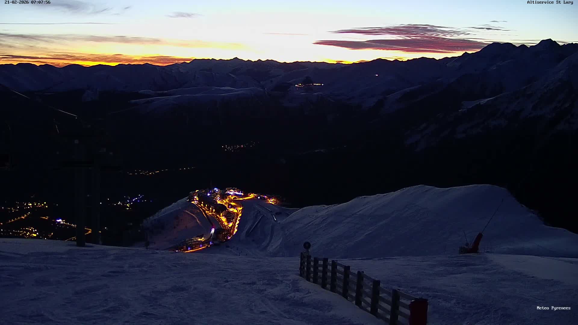 Saint-Lary-Soulan Village Skyline & Pla d'Adet Ski Slopes Live Cam - Bagnères-de-Bigorre, Hautes-Pyrénées, Occitanie, France