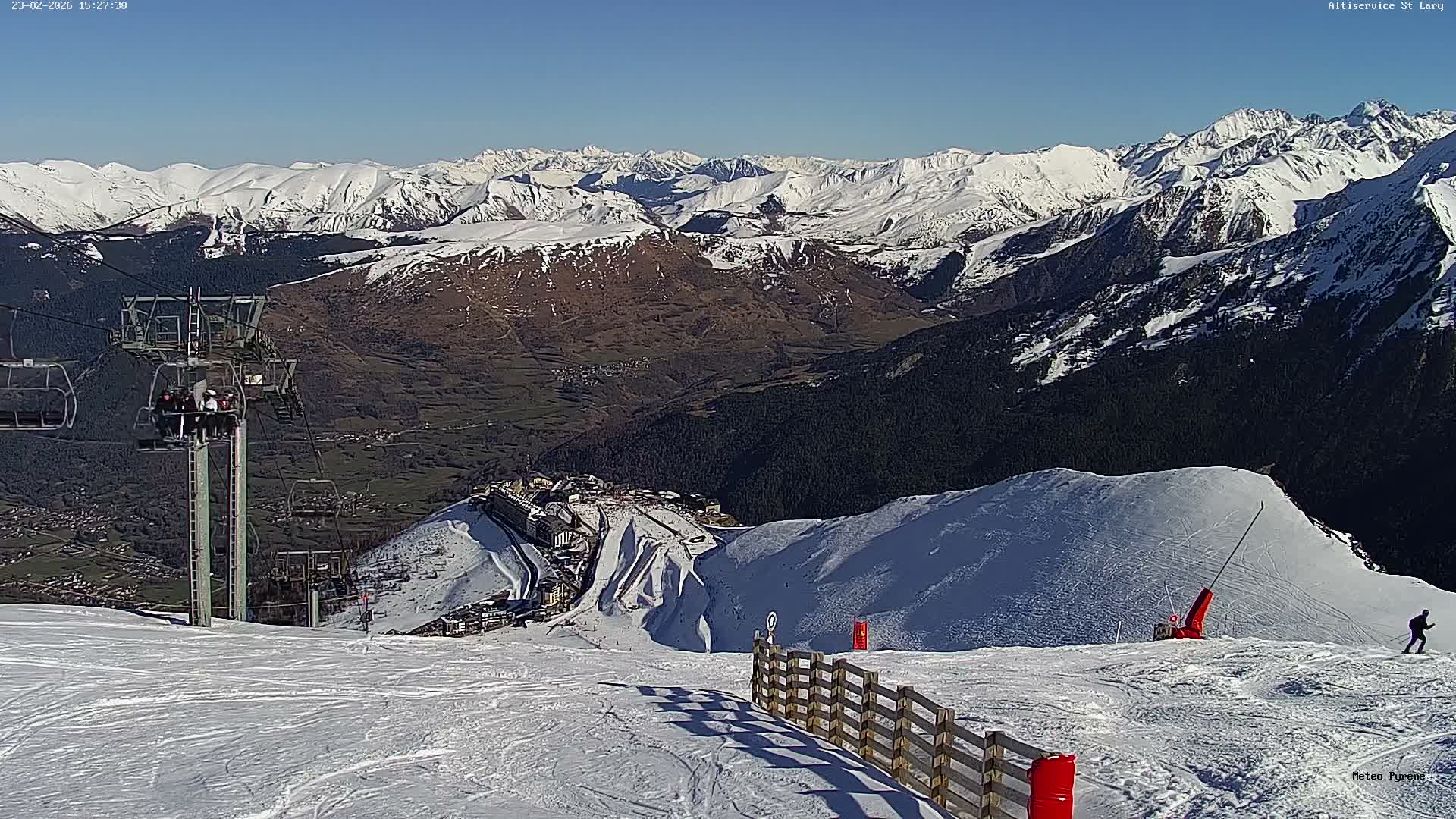 Saint-Lary-Soulan Village Skyline & Pla d'Adet Ski Slopes Live Cam - Bagnères-de-Bigorre, Hautes-Pyrénées, Occitanie, France