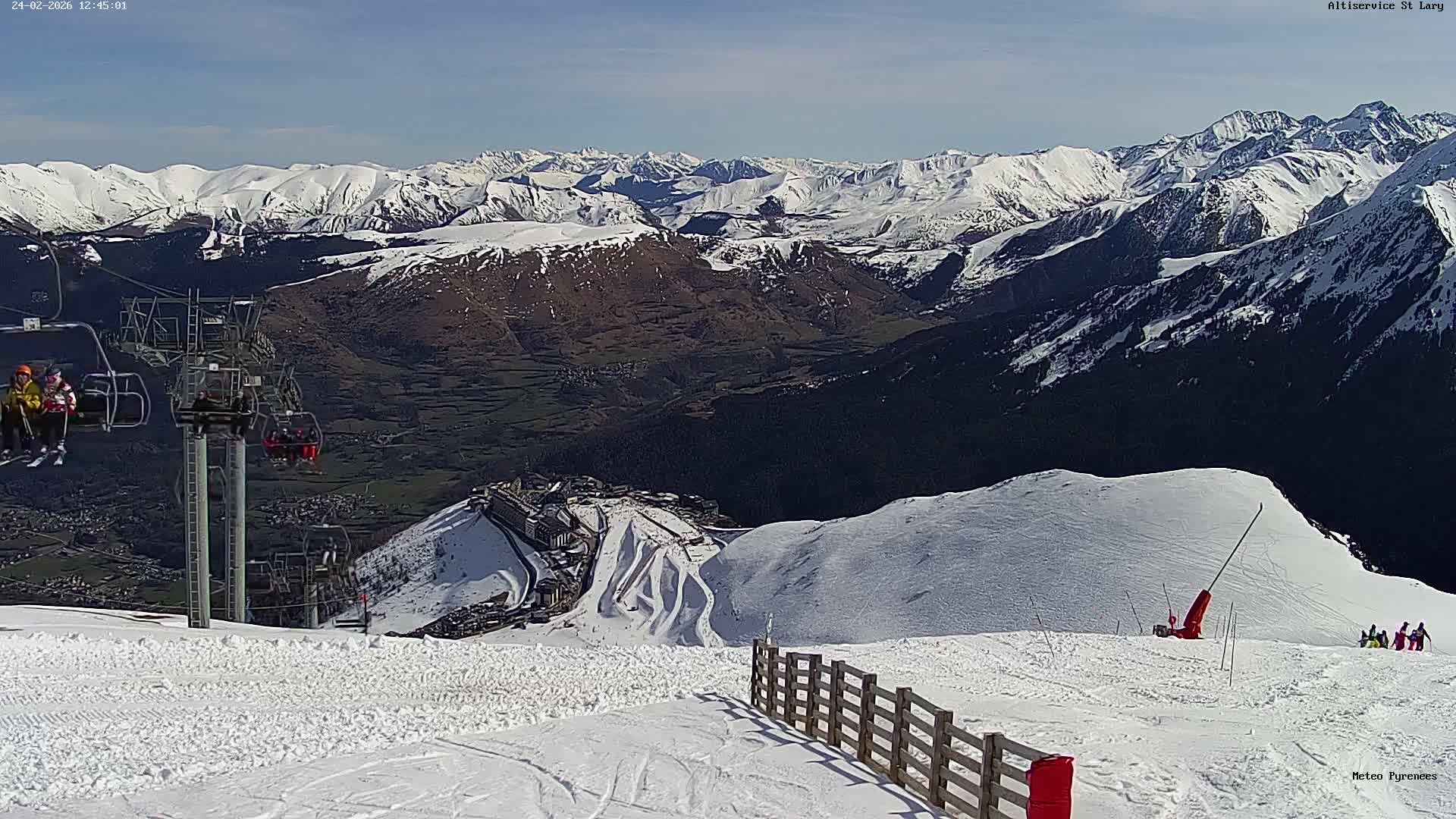 Saint-Lary-Soulan Village Skyline & Pla d'Adet Ski Slopes Live Cam - Bagnères-de-Bigorre, Hautes-Pyrénées, Occitanie, France