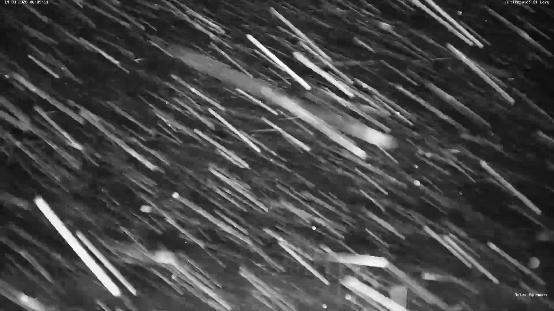 Saint-Lary-Soulan Village Skyline & Pla d'Adet Ski Slopes Live Cam - Bagnères-de-Bigorre, Hautes-Pyrénées, Occitanie, France