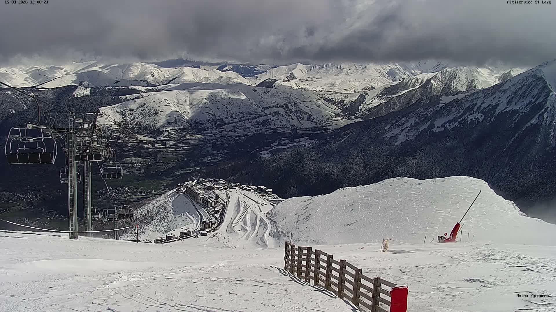 Saint-Lary-Soulan Village Skyline & Pla d'Adet Ski Slopes Live Cam - Bagnères-de-Bigorre, Hautes-Pyrénées, Occitanie, France