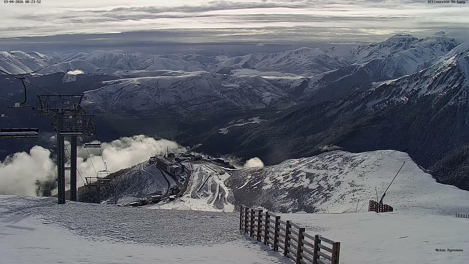 Saint-Lary-Soulan Village Skyline & Pla d'Adet Ski Slopes Live Cam - Bagnères-de-Bigorre, Hautes-Pyrénées, Occitanie, France