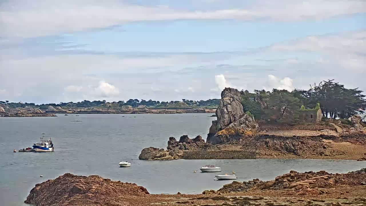 Ploubazlanec, Loguivy Village & Coast Live Cam - Guingamp, Côtes-d'Armor, 	Bretagne, France