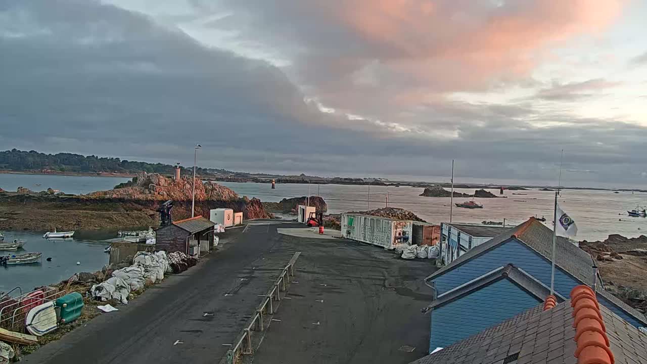 Ploubazlanec, Loguivy Village & Coast Live Cam - Guingamp, Côtes-d'Armor, 	Bretagne, France