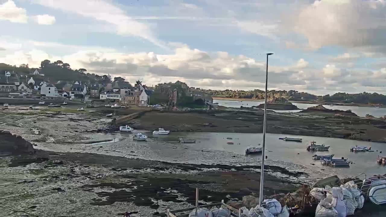 Ploubazlanec, Loguivy Village & Coast Live Cam - Guingamp, Côtes-d'Armor, 	Bretagne, France