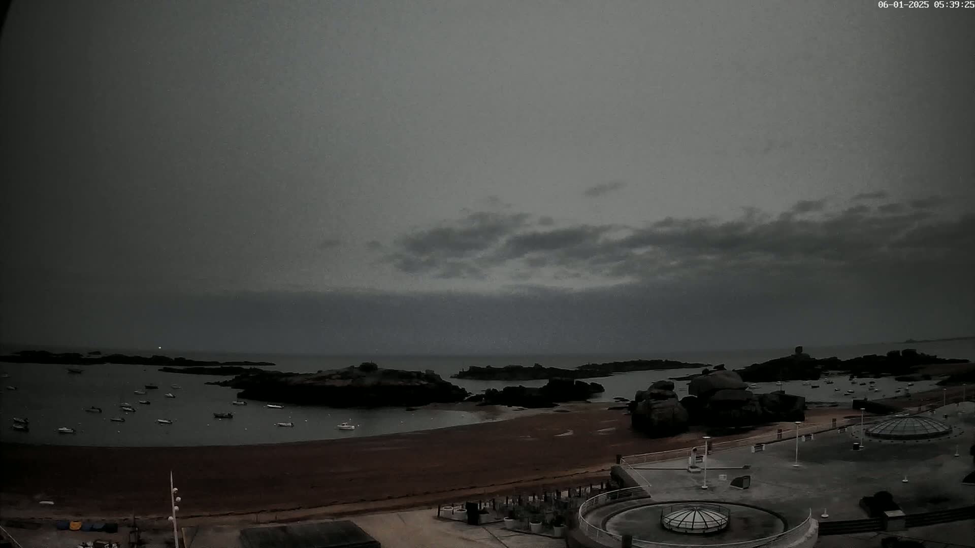 Trégastel, Plage du Coz - Pors Beach Live Cam - Lannion, Côtes-d'Armor, Bretagne, France