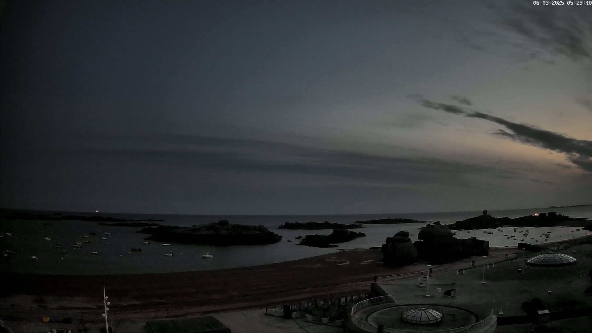 Trégastel, Plage du Coz - Pors Beach Live Cam - Lannion, Côtes-d'Armor, Bretagne, France