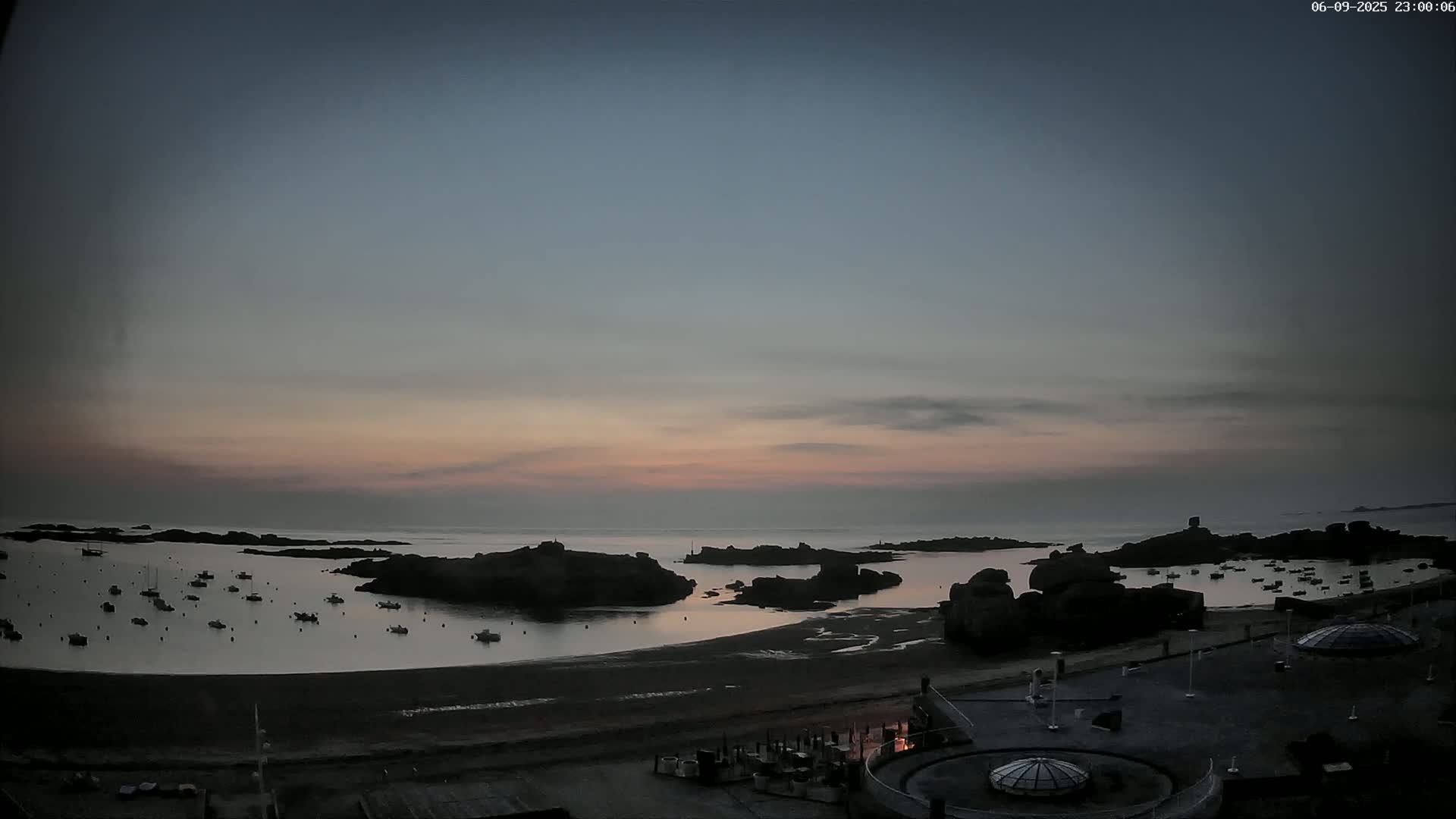 Trégastel, Plage du Coz - Pors Beach Live Cam - Lannion, Côtes-d'Armor, Bretagne, France