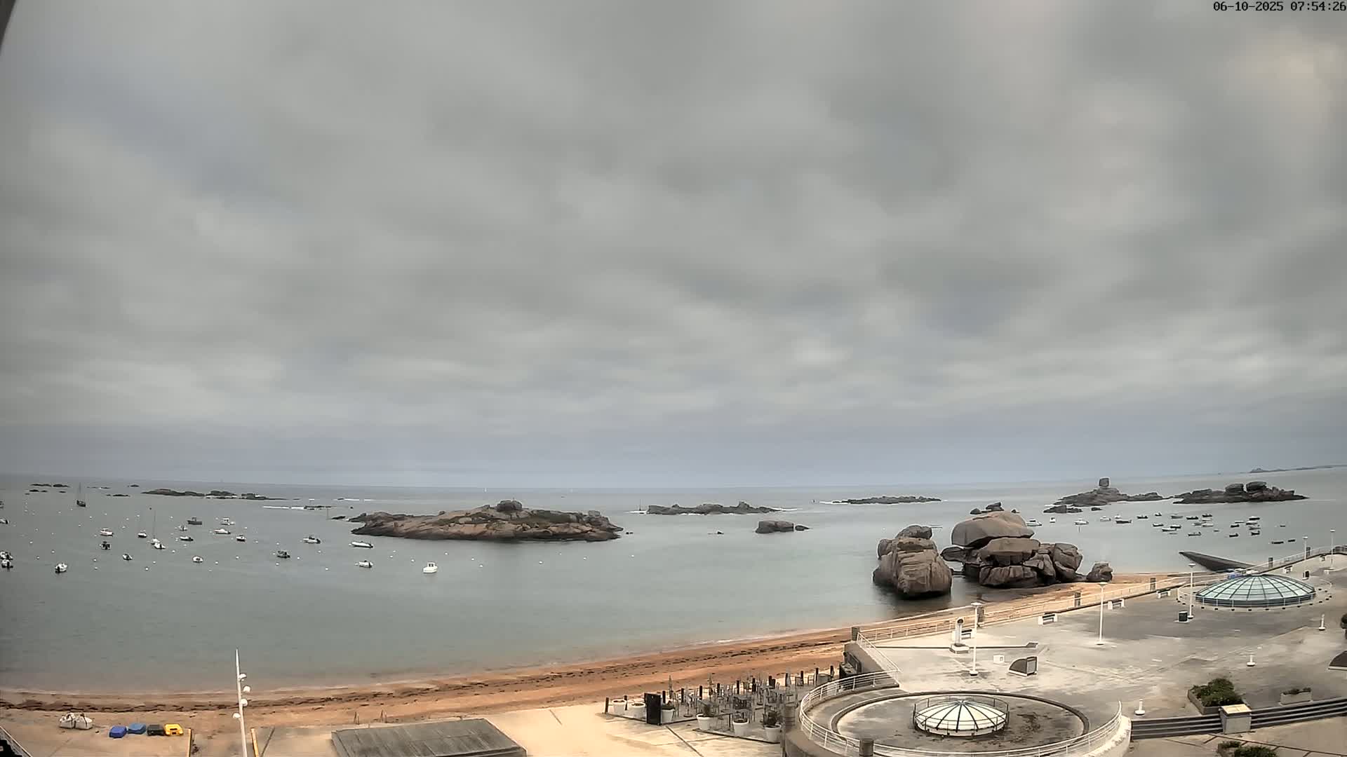 Trégastel, Plage du Coz - Pors Beach Live Cam - Lannion, Côtes-d'Armor, Bretagne, France