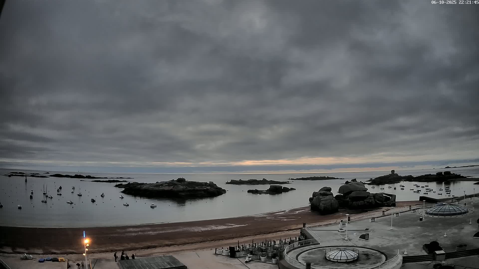 Trégastel, Plage du Coz - Pors Beach Live Cam - Lannion, Côtes-d'Armor, Bretagne, France