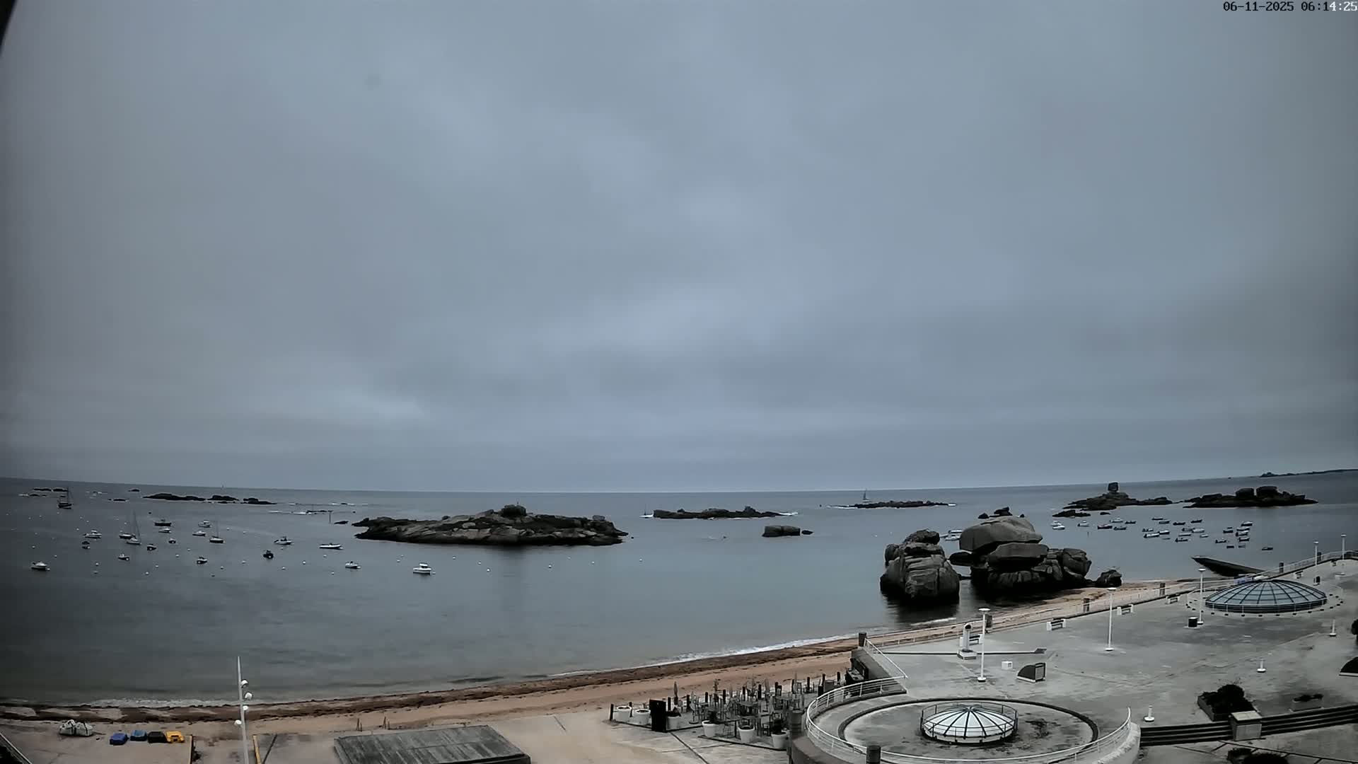 Trégastel, Plage du Coz - Pors Beach Live Cam - Lannion, Côtes-d'Armor, Bretagne, France