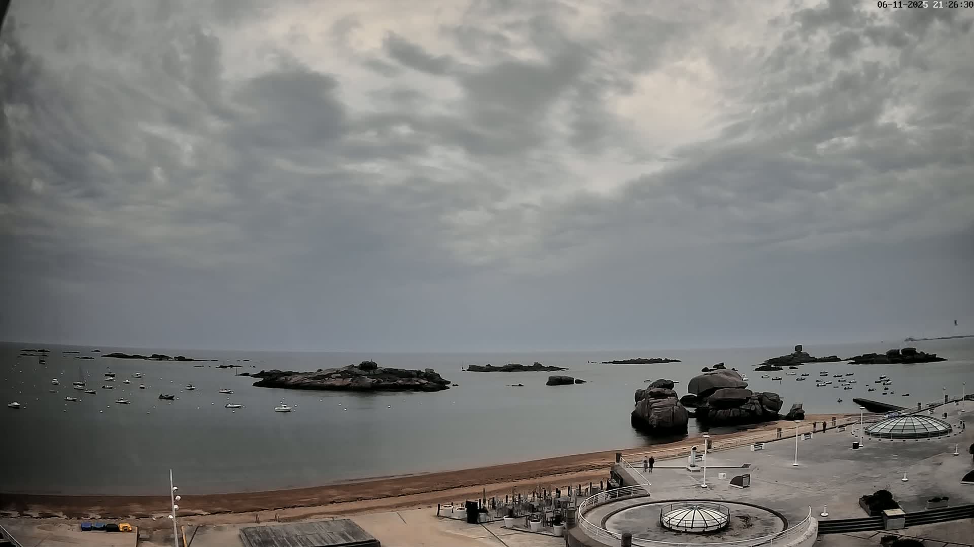 Trégastel, Plage du Coz - Pors Beach Live Cam - Lannion, Côtes-d'Armor, Bretagne, France