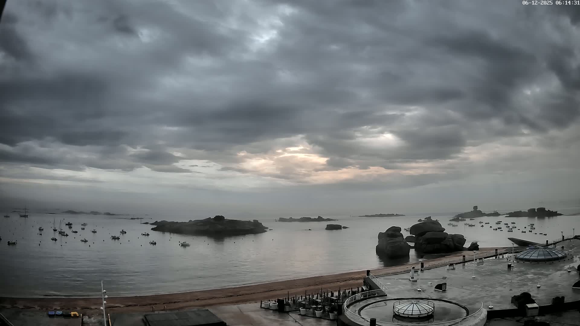 Trégastel, Plage du Coz - Pors Beach Live Cam - Lannion, Côtes-d'Armor, Bretagne, France