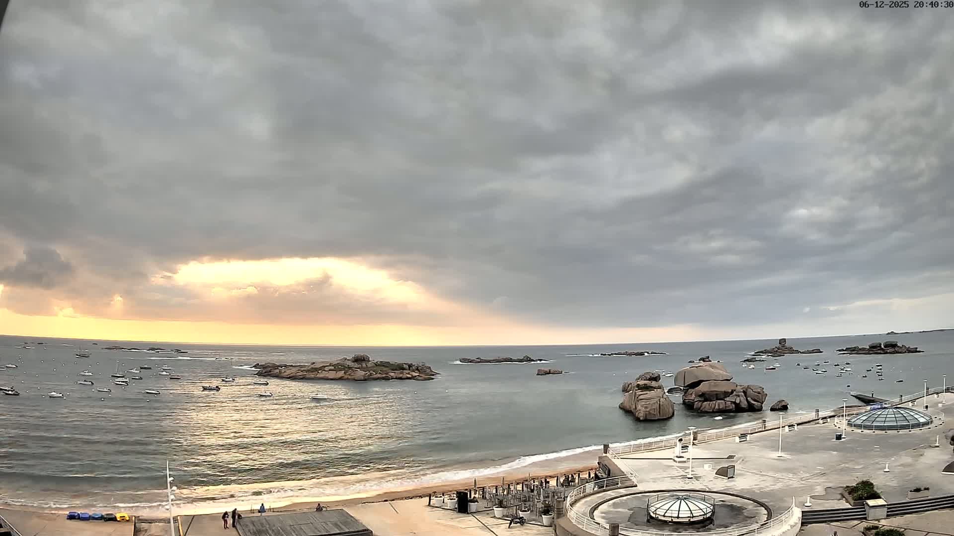 Trégastel, Plage du Coz - Pors Beach Live Cam - Lannion, Côtes-d'Armor, Bretagne, France