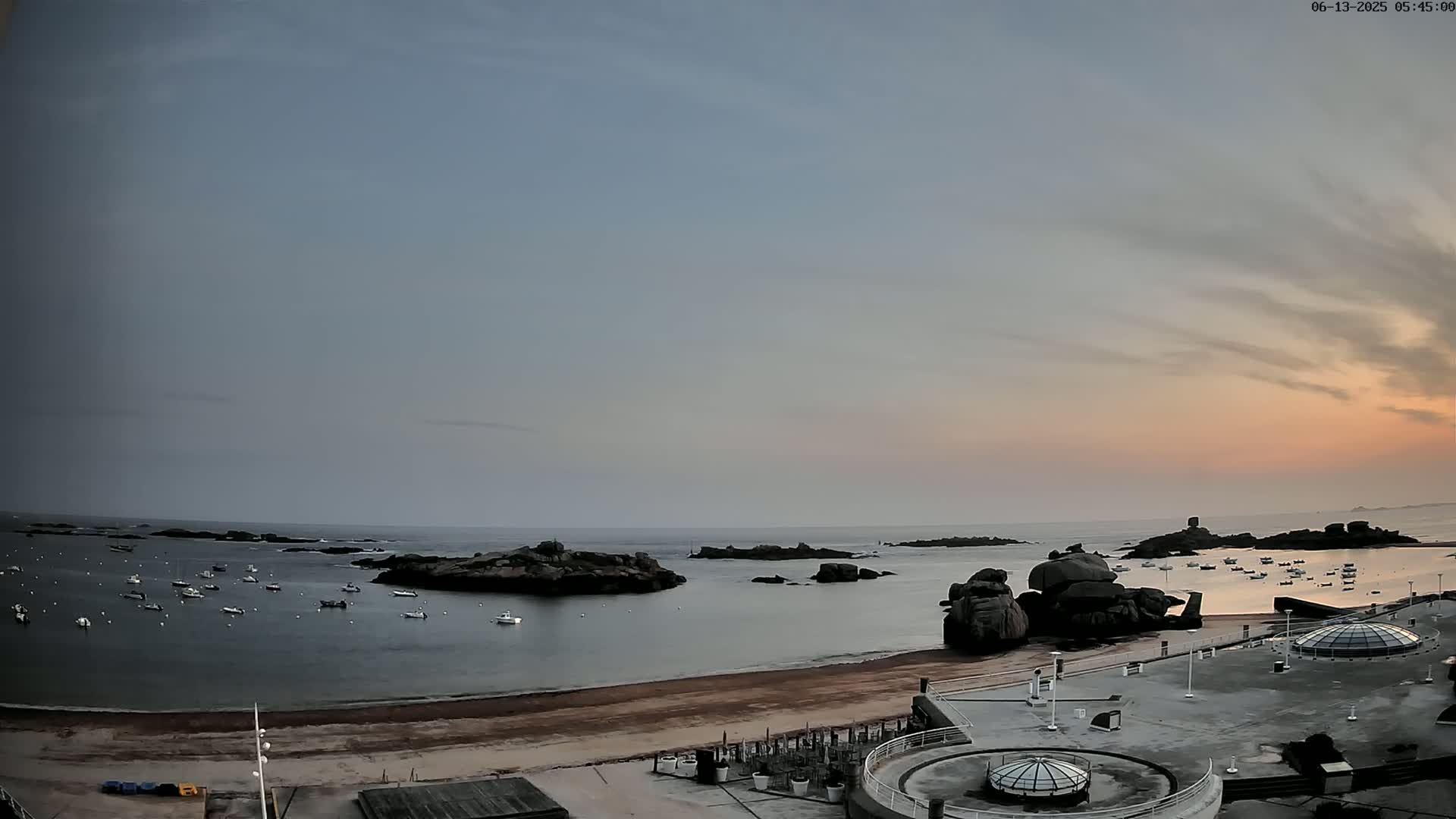 Trégastel, Plage du Coz - Pors Beach Live Cam - Lannion, Côtes-d'Armor, Bretagne, France