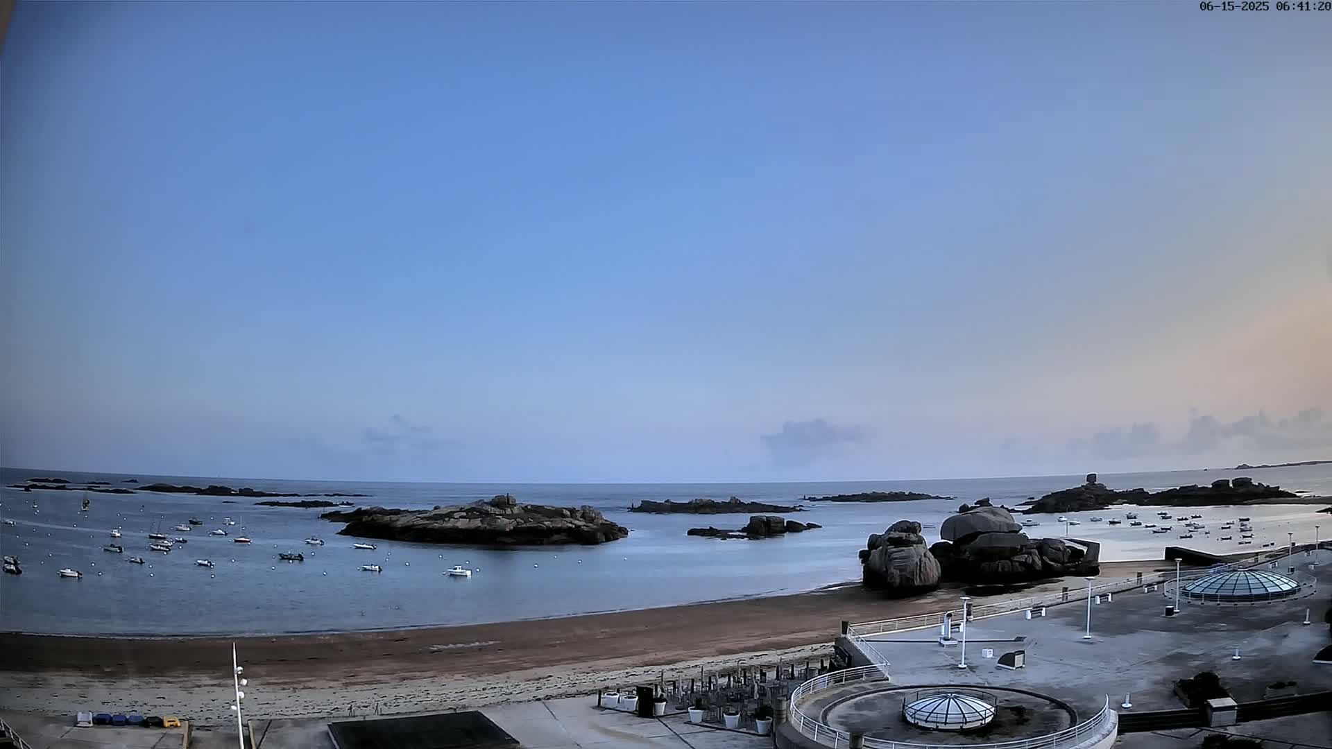 Trégastel, Plage du Coz - Pors Beach Live Cam - Lannion, Côtes-d'Armor, Bretagne, France