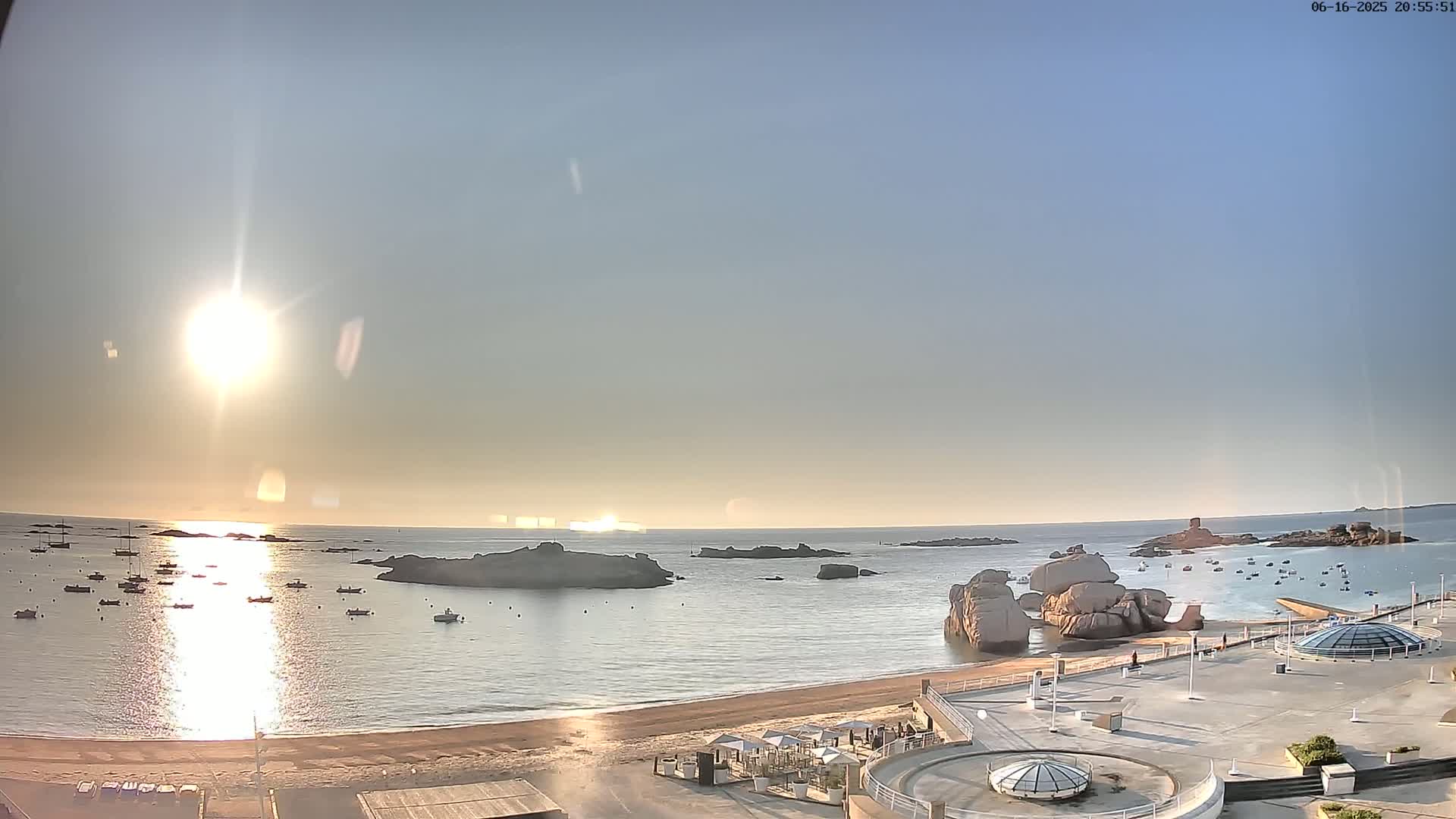 Trégastel, Plage du Coz - Pors Beach Live Cam - Lannion, Côtes-d'Armor, Bretagne, France