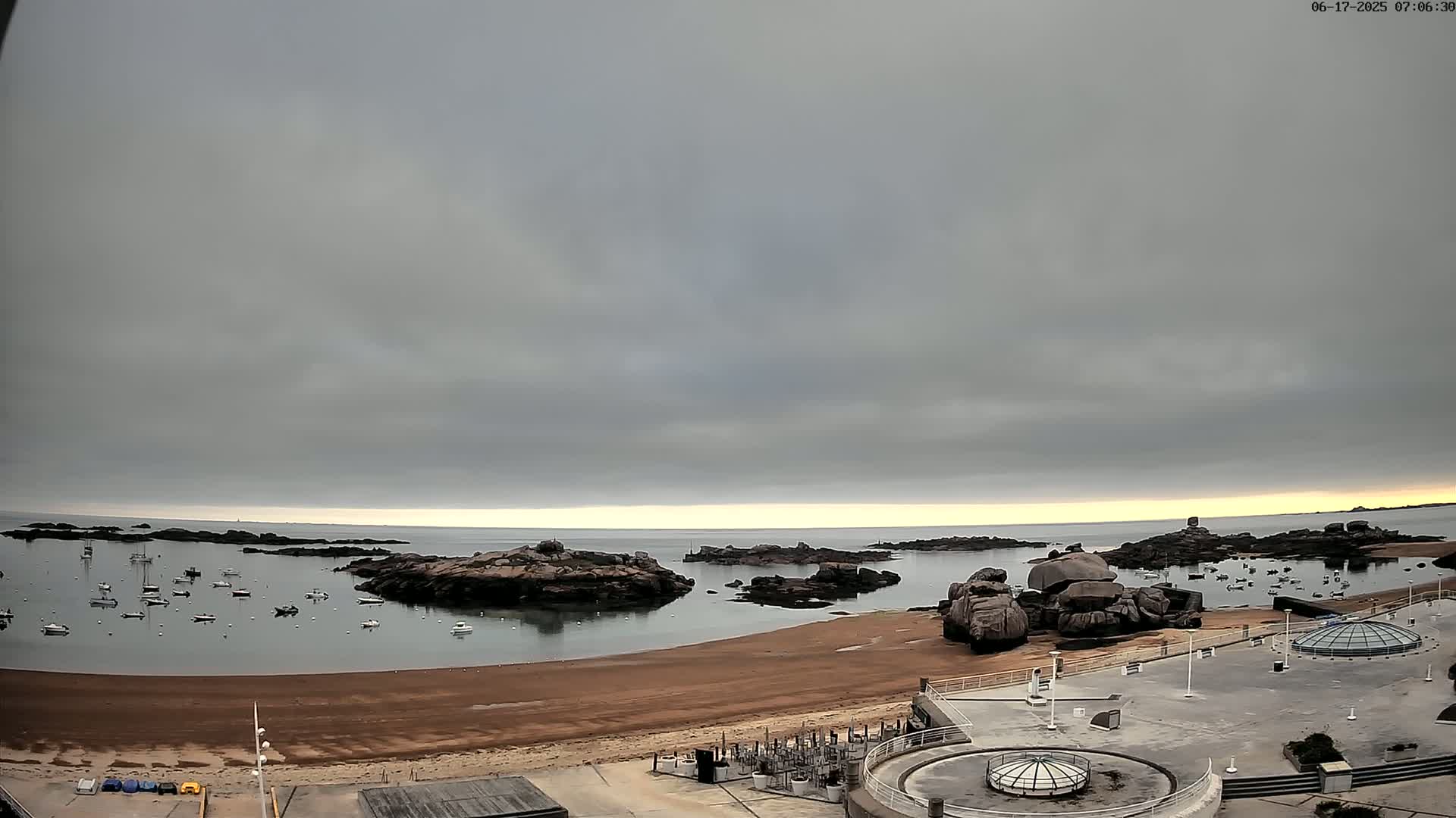 Trégastel, Plage du Coz - Pors Beach Live Cam - Lannion, Côtes-d'Armor, Bretagne, France
