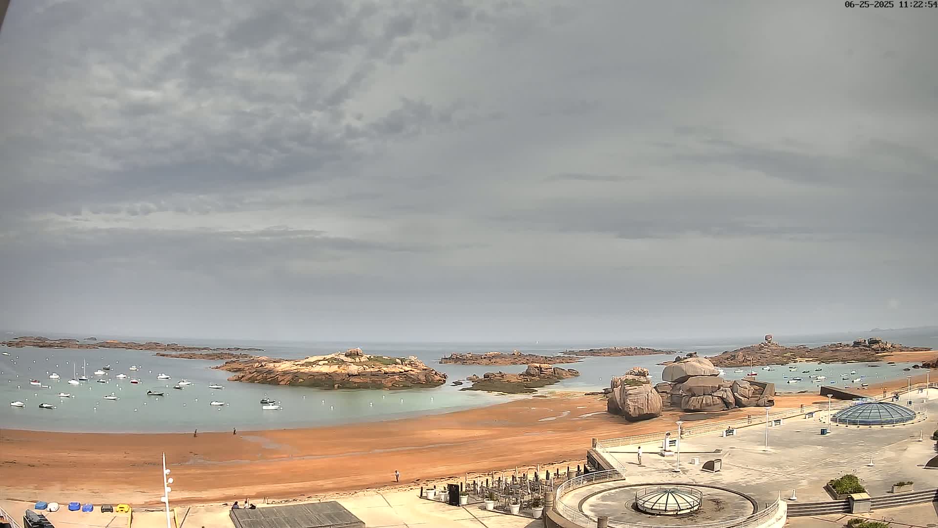 Trégastel, Plage du Coz - Pors Beach Live Cam - Lannion, Côtes-d'Armor, Bretagne, France