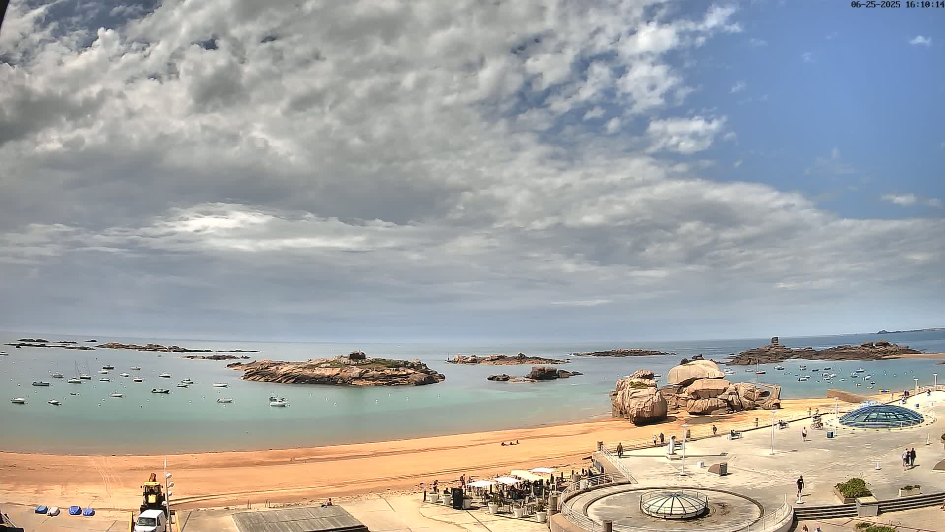 Trégastel, Plage du Coz - Pors Beach Live Cam - Lannion, Côtes-d'Armor, Bretagne, France