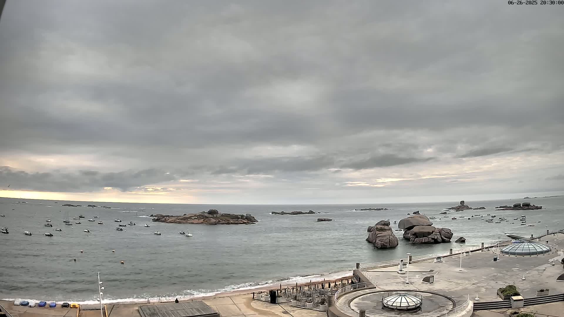 Trégastel, Plage du Coz - Pors Beach Live Cam - Lannion, Côtes-d'Armor, Bretagne, France