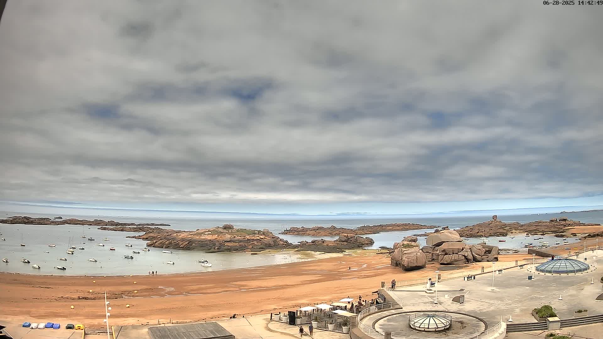 Trégastel, Plage du Coz - Pors Beach Live Cam - Lannion, Côtes-d'Armor, Bretagne, France
