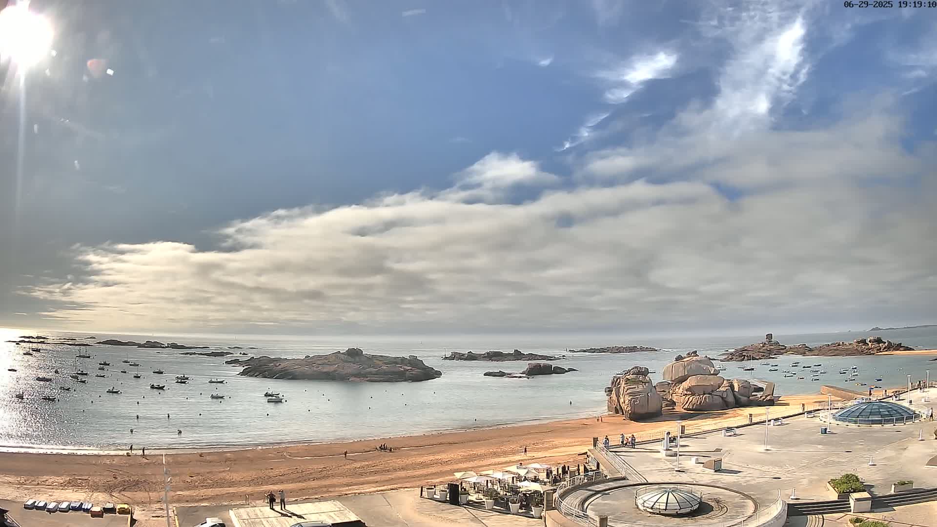 Trégastel, Plage du Coz - Pors Beach Live Cam - Lannion, Côtes-d'Armor, Bretagne, France