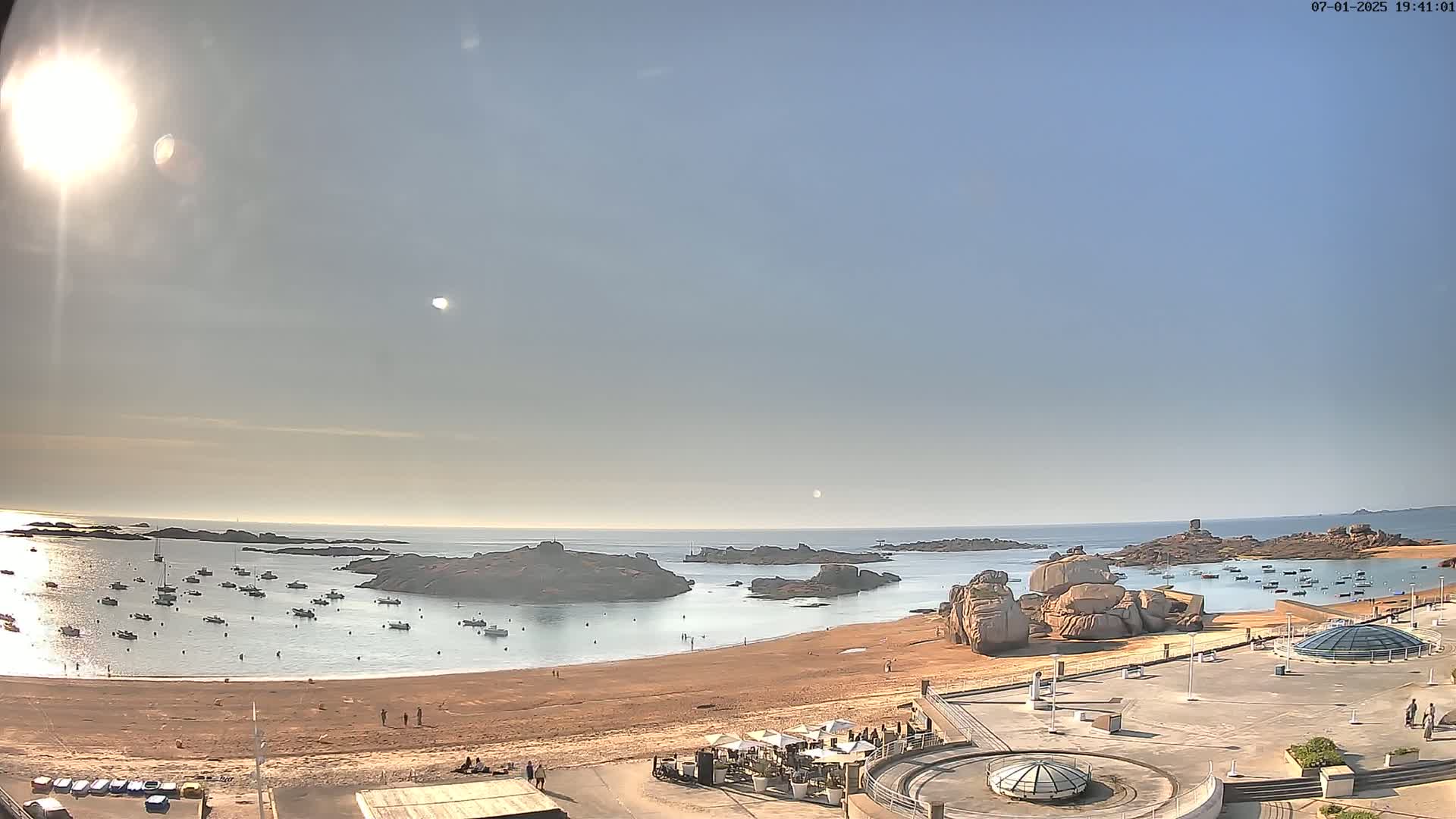 Trégastel, Plage du Coz - Pors Beach Live Cam - Lannion, Côtes-d'Armor, Bretagne, France