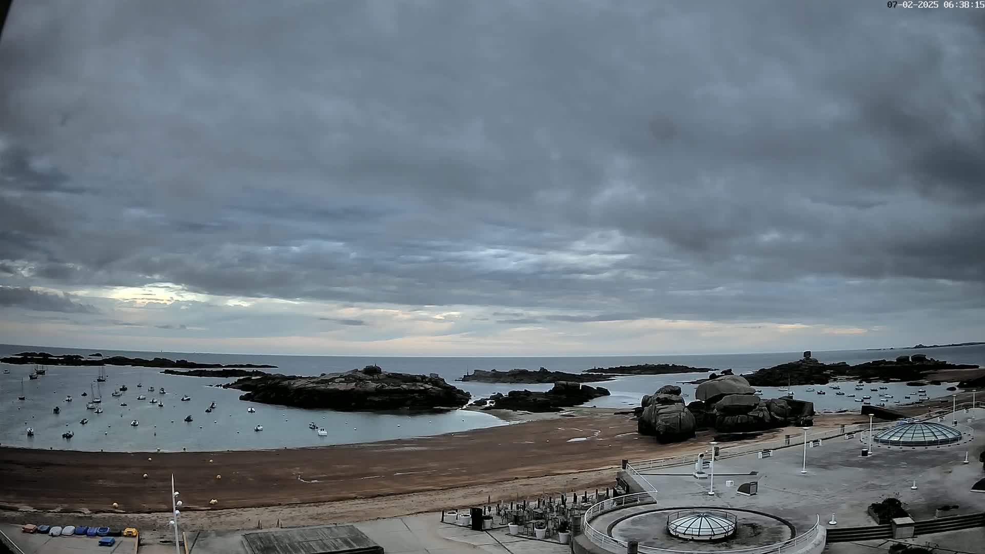Trégastel, Plage du Coz - Pors Beach Live Cam - Lannion, Côtes-d'Armor, Bretagne, France