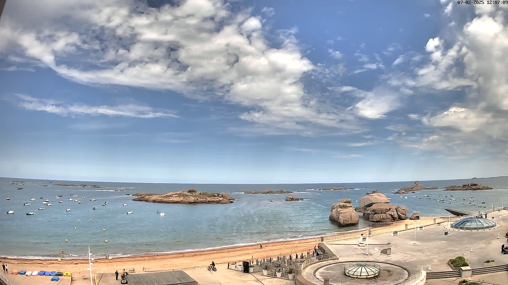Trégastel, Plage du Coz - Pors Beach Live Cam - Lannion, Côtes-d'Armor, Bretagne, France