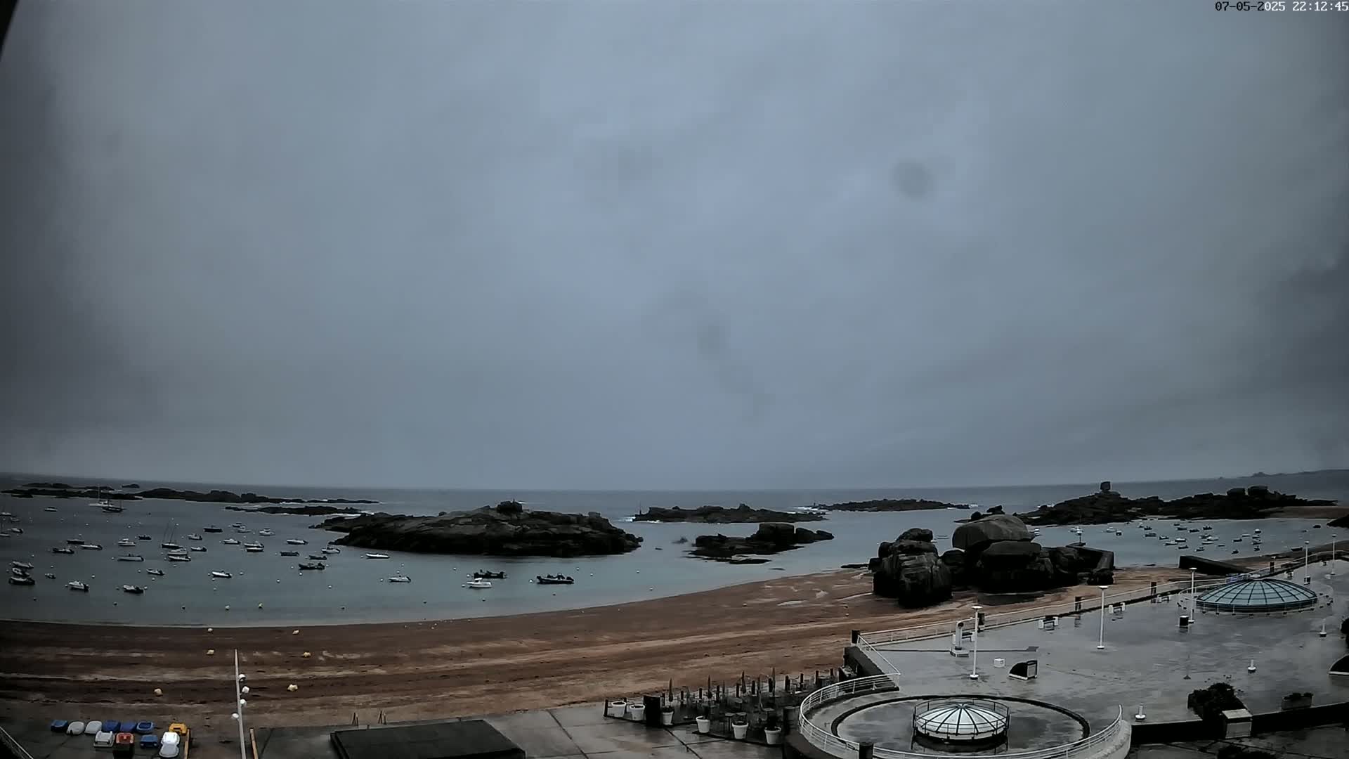 Trégastel, Plage du Coz - Pors Beach Live Cam - Lannion, Côtes-d'Armor, Bretagne, France