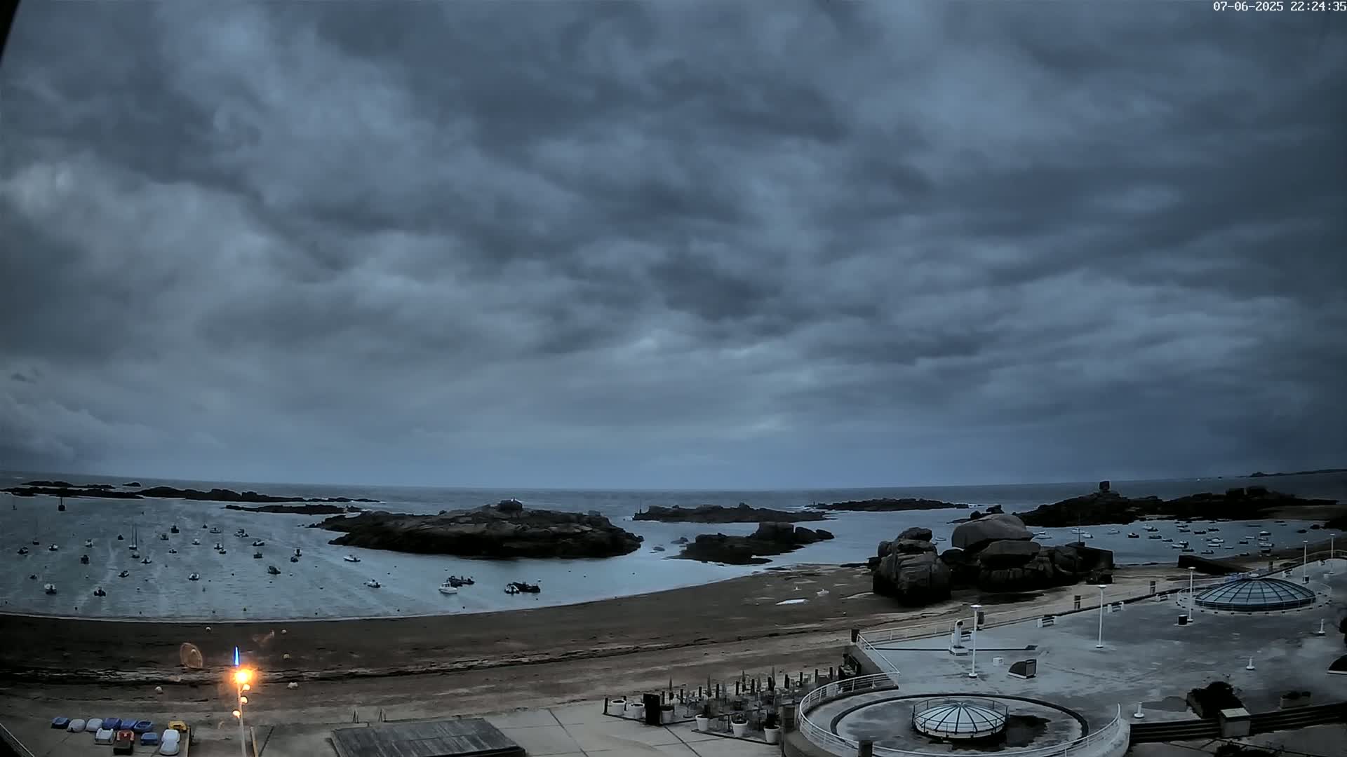 Trégastel, Plage du Coz - Pors Beach Live Cam - Lannion, Côtes-d'Armor, Bretagne, France