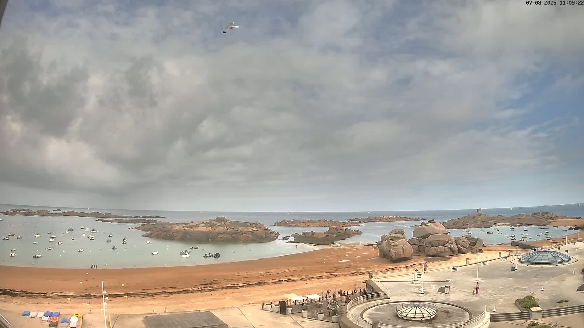 Trégastel, Plage du Coz - Pors Beach Live Cam - Lannion, Côtes-d'Armor, Bretagne, France