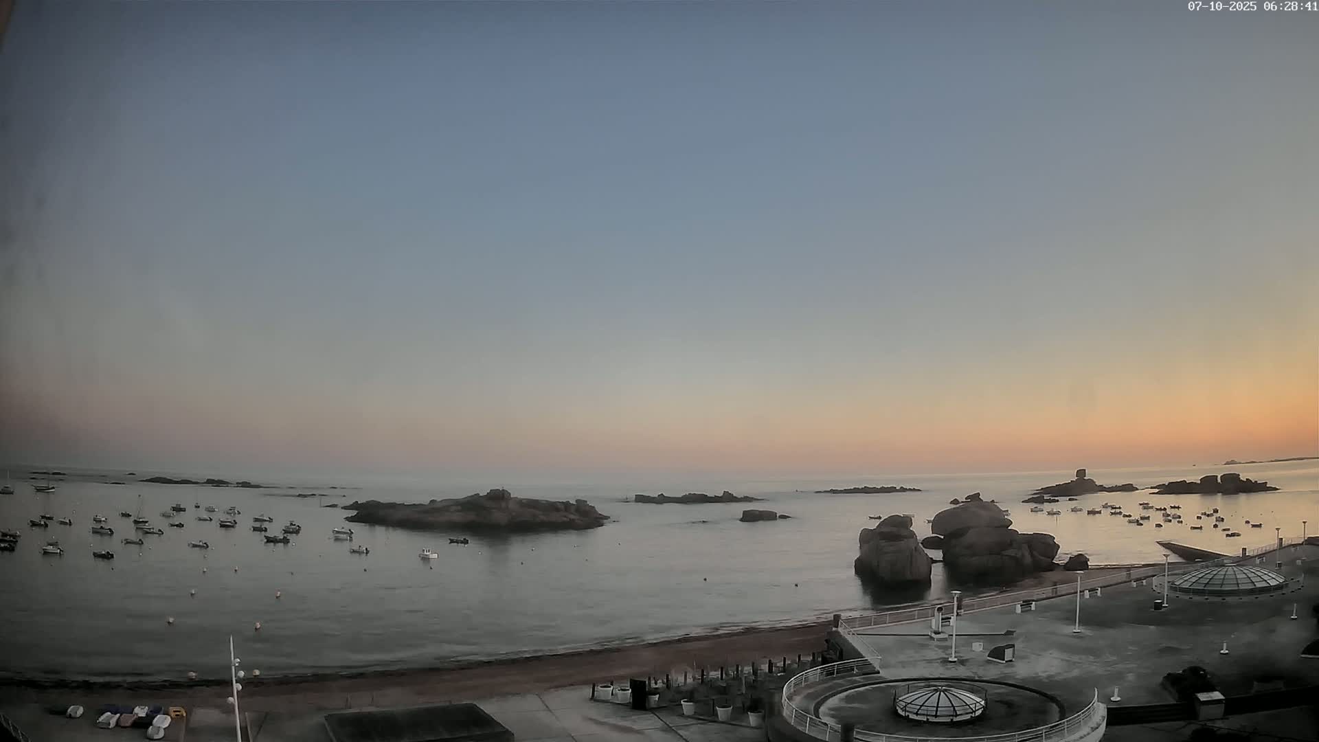 Trégastel, Plage du Coz - Pors Beach Live Cam - Lannion, Côtes-d'Armor, Bretagne, France