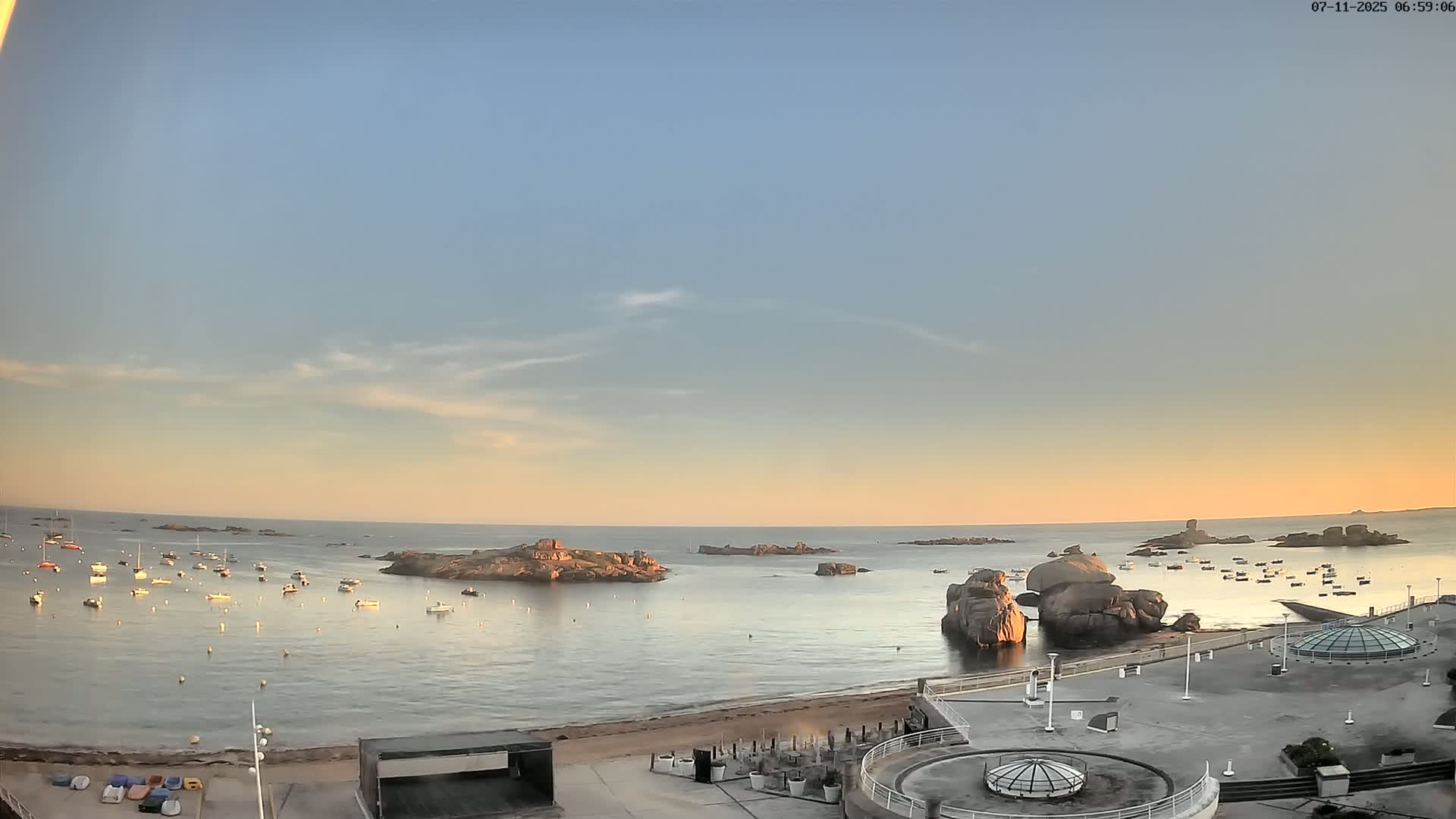 Trégastel, Plage du Coz - Pors Beach Live Cam - Lannion, Côtes-d'Armor, Bretagne, France