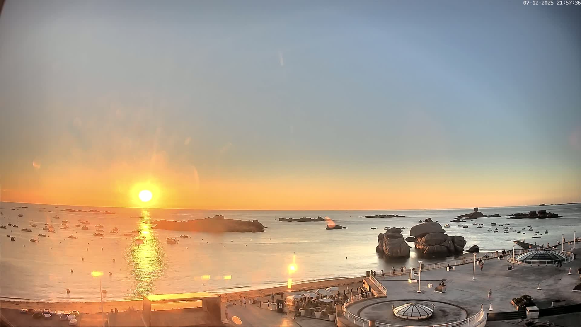 Trégastel, Plage du Coz - Pors Beach Live Cam - Lannion, Côtes-d'Armor, Bretagne, France