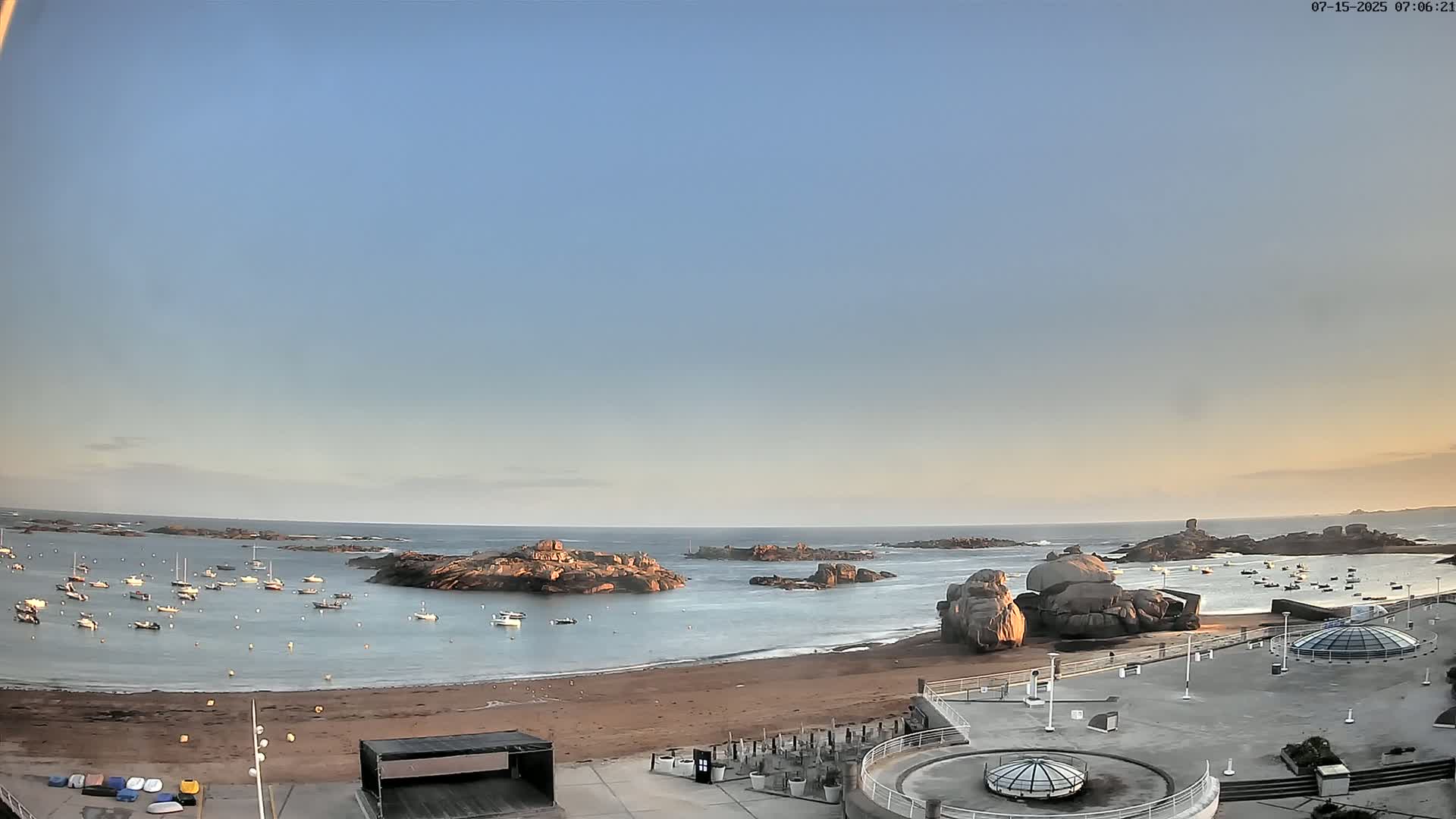Trégastel, Plage du Coz - Pors Beach Live Cam - Lannion, Côtes-d'Armor, Bretagne, France