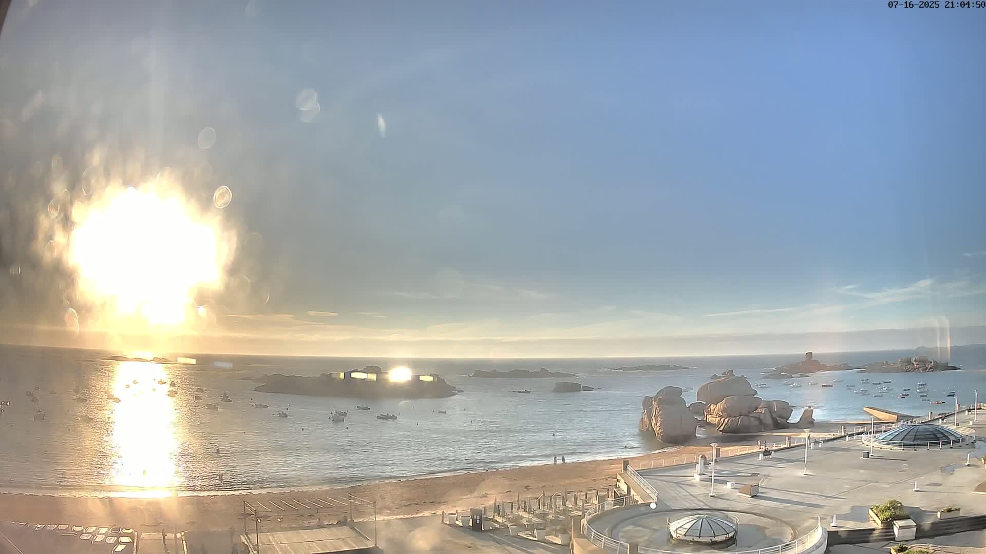 Trégastel, Plage du Coz - Pors Beach Live Cam - Lannion, Côtes-d'Armor, Bretagne, France