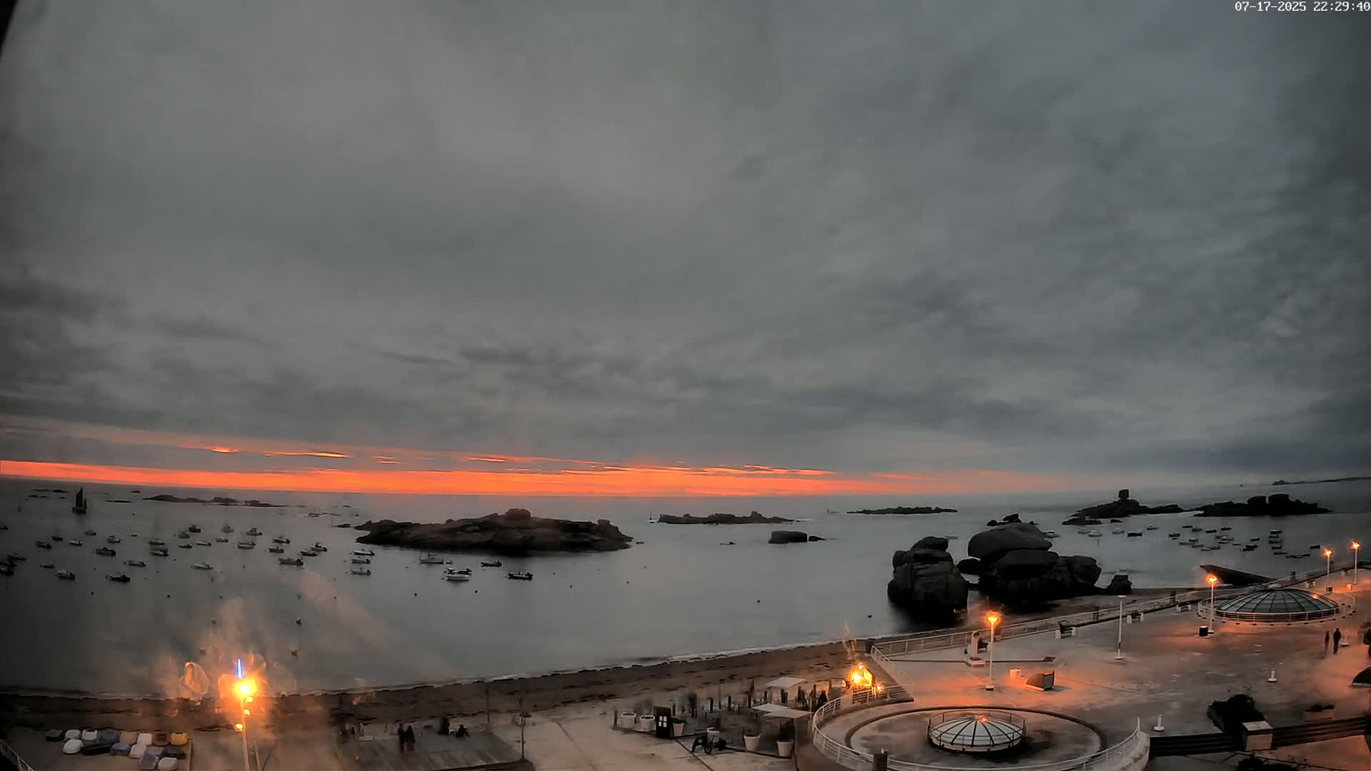 Trégastel, Plage du Coz - Pors Beach Live Cam - Lannion, Côtes-d'Armor, Bretagne, France