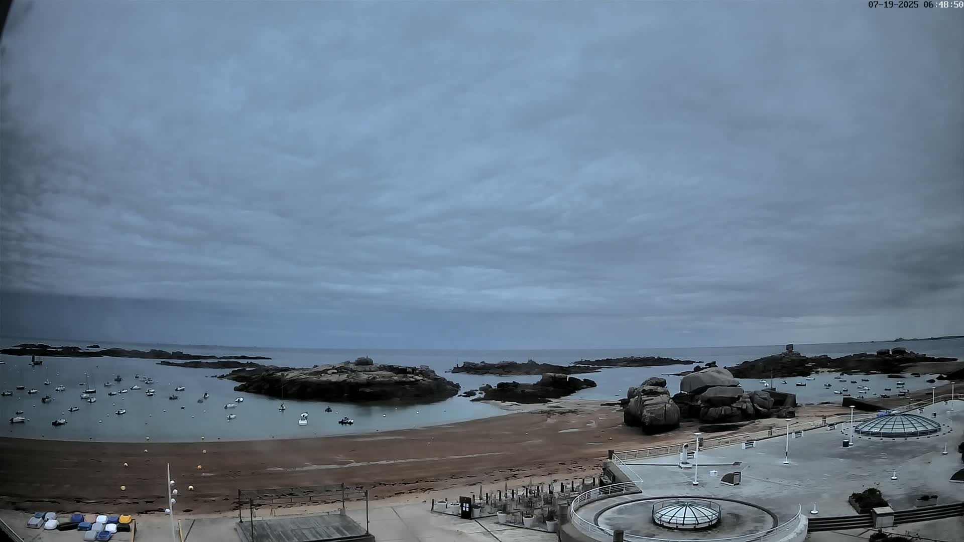 Trégastel, Plage du Coz - Pors Beach Live Cam - Lannion, Côtes-d'Armor, Bretagne, France